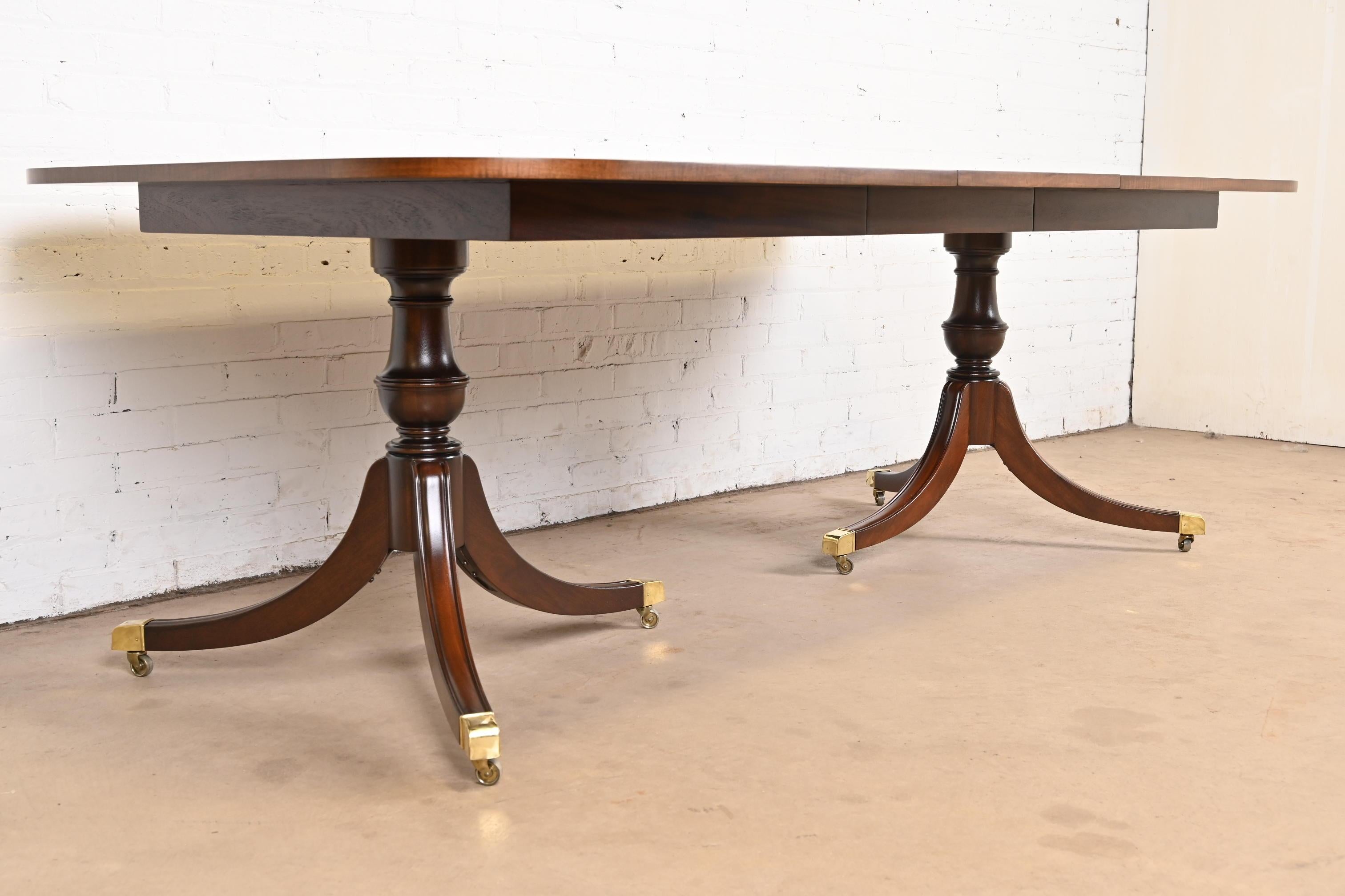 Laiton Table de salle à manger géorgienne à double piédestal en acajou à bandes en vente