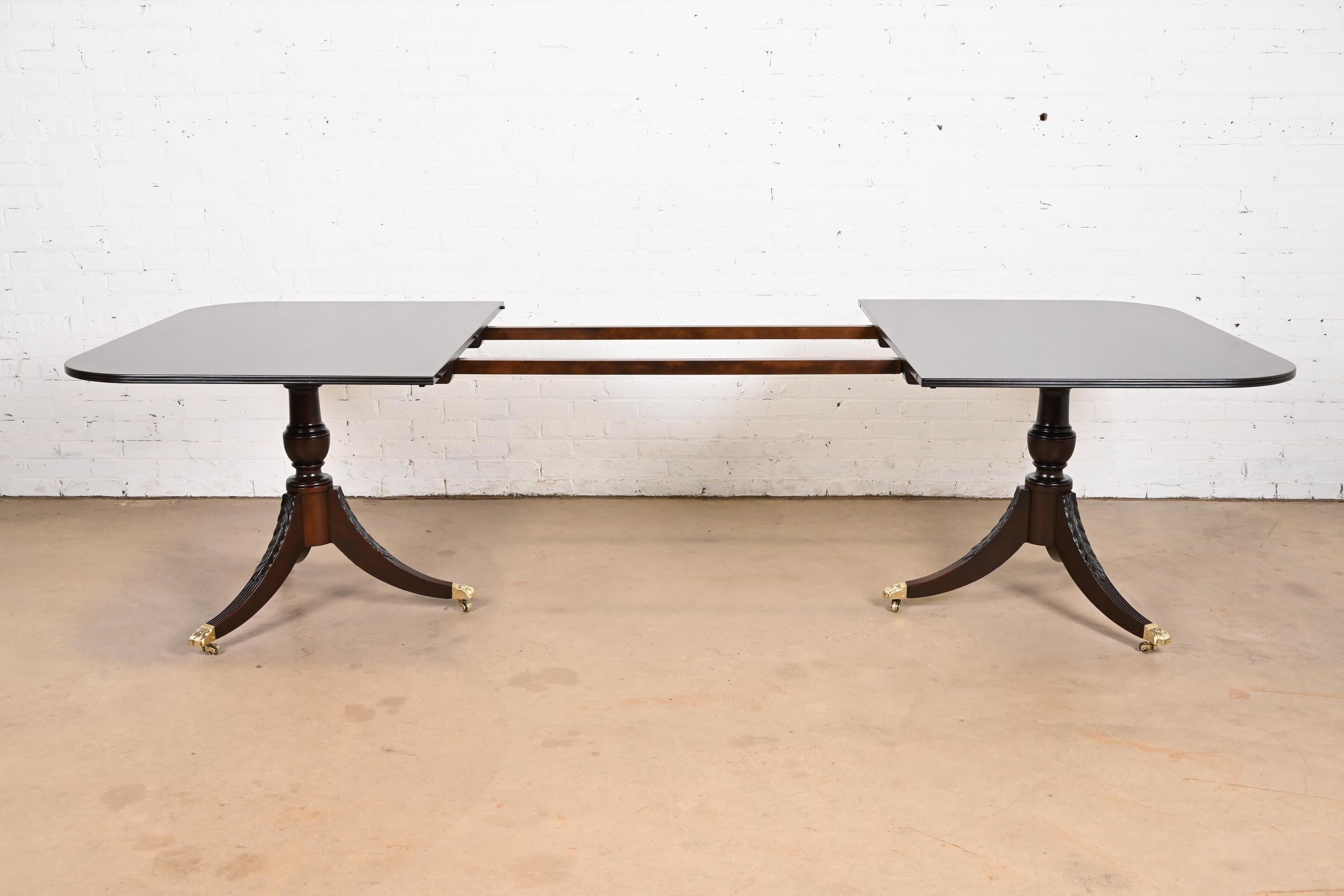 Laiton Table de salle à manger géorgienne à double piédestal en acajou à bandes en vente