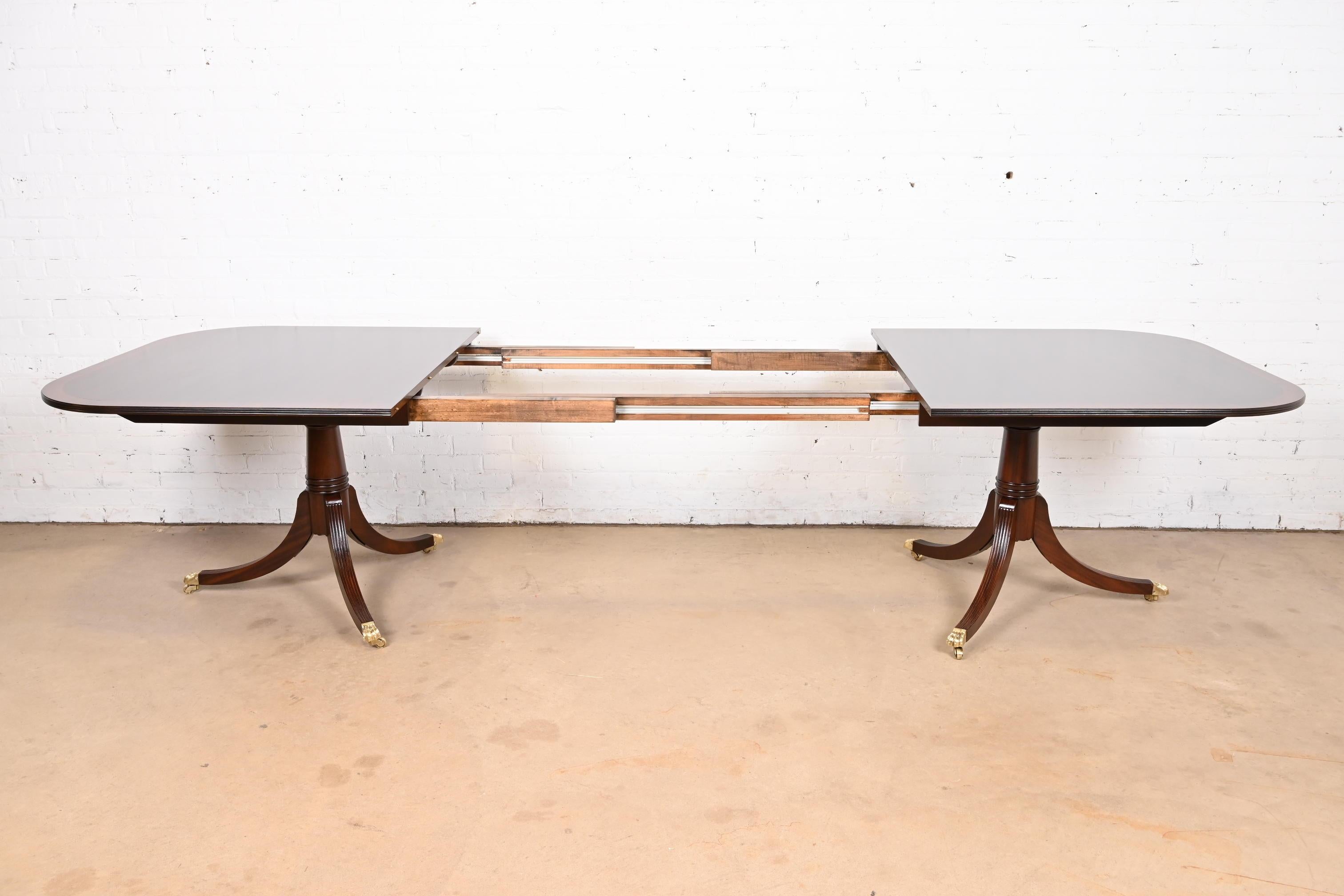Laiton Table de salle à manger géorgienne à double piédestal en acajou à bandes en vente