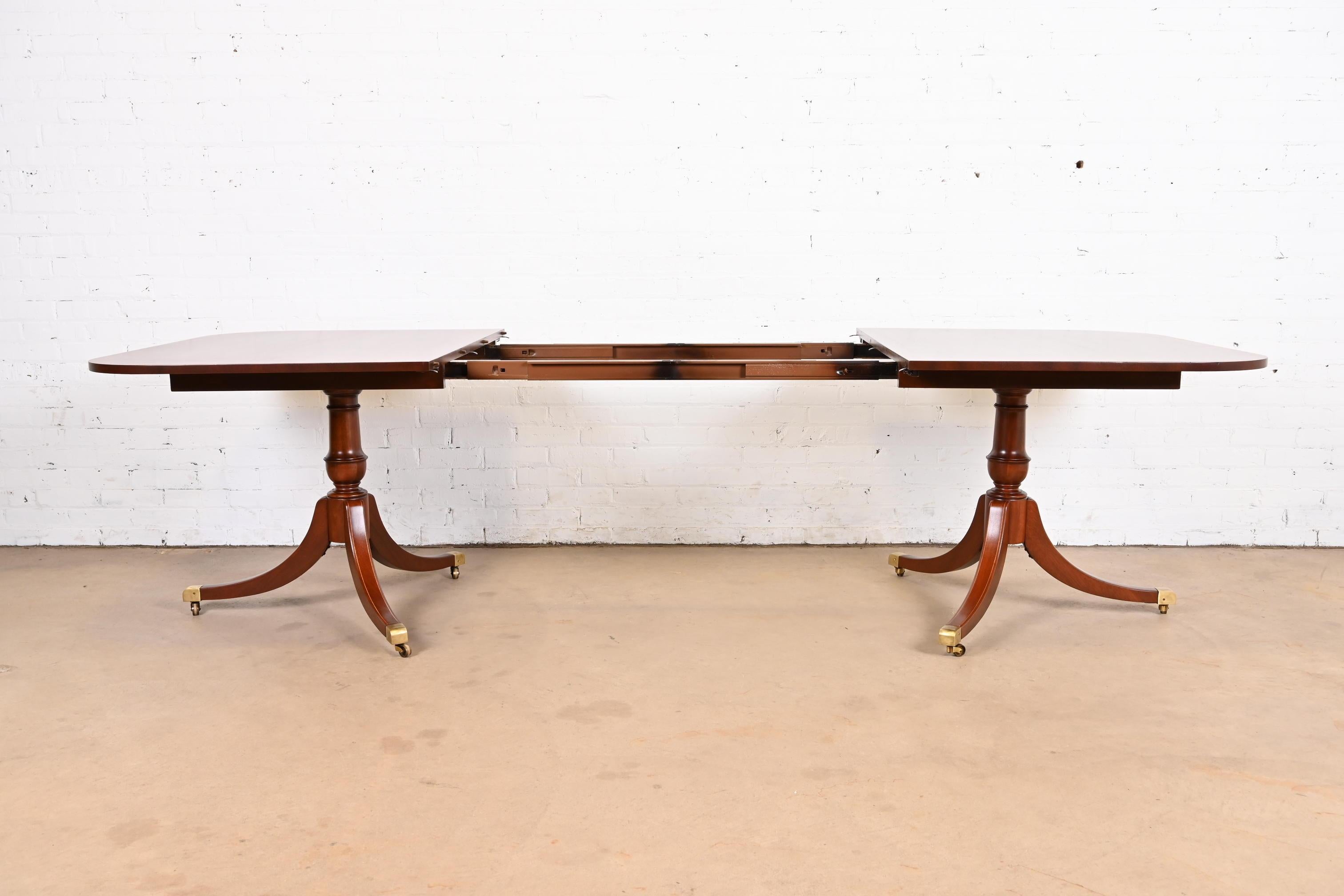 Laiton Table de salle à manger géorgienne à double piédestal en acajou à bandes en vente