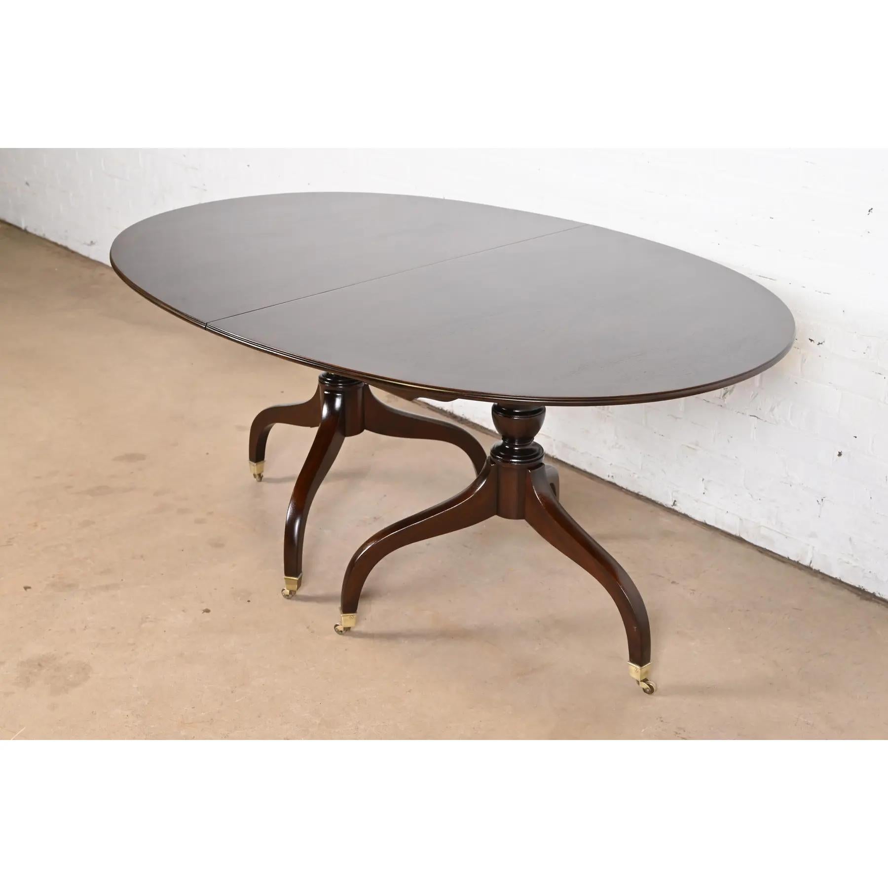 Baker Furniture Stil Georgianischer Esstisch aus Mahagoni mit doppeltem Sockel aus gebändertem Mahagoni im Angebot 1