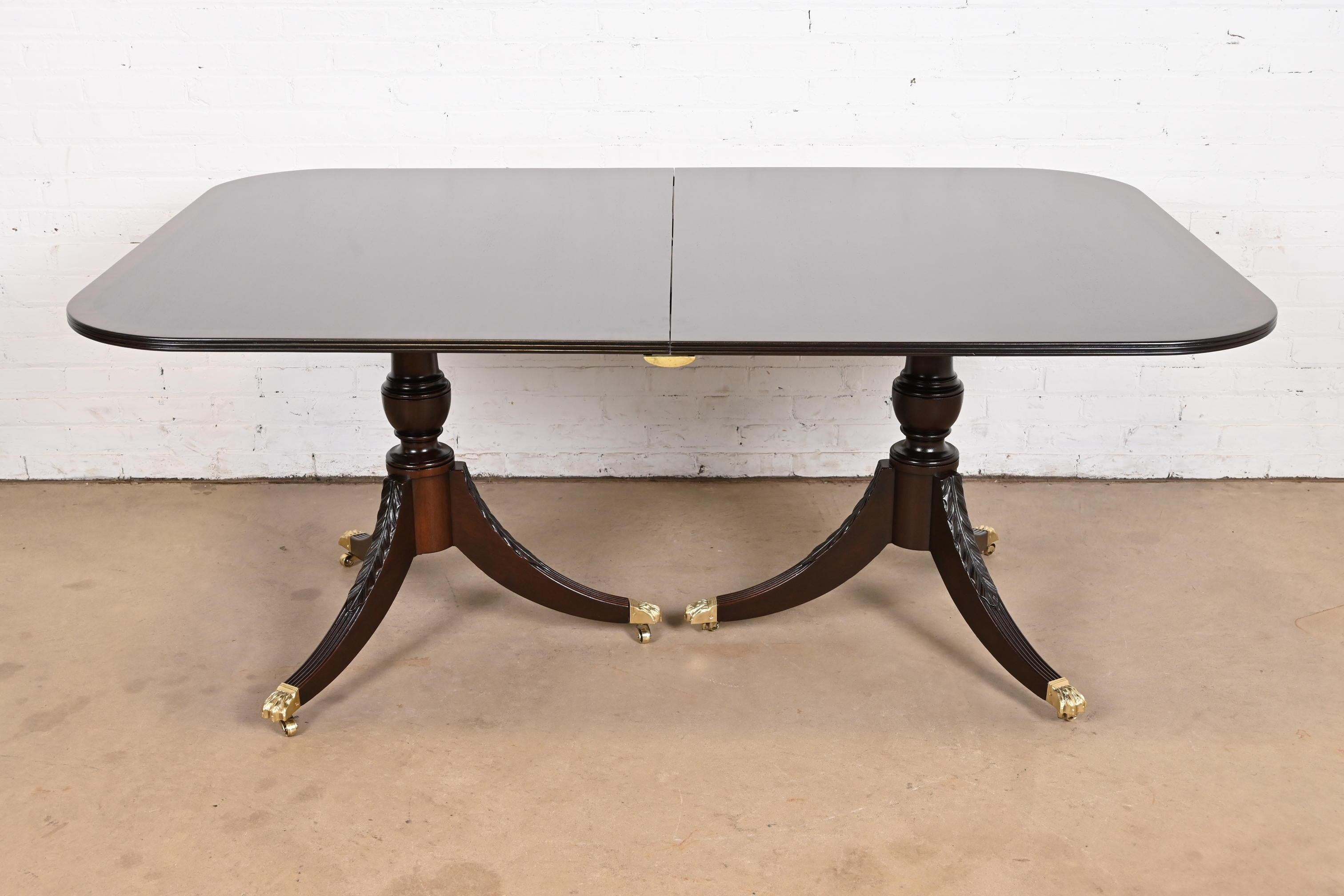 Table de salle à manger géorgienne à double piédestal en acajou à bandes en vente 1