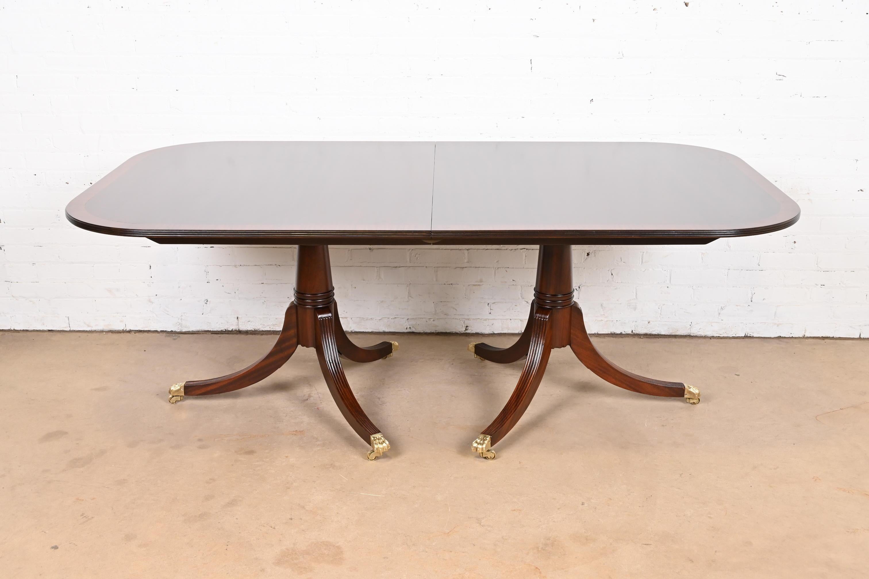 Table de salle à manger géorgienne à double piédestal en acajou à bandes en vente 1