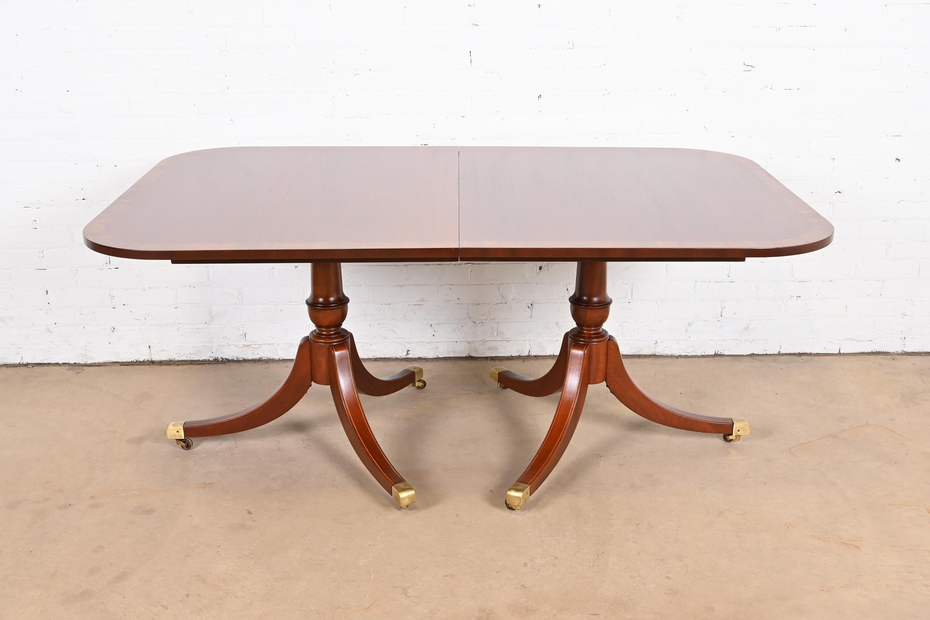 Table de salle à manger géorgienne à double piédestal en acajou à bandes en vente 1