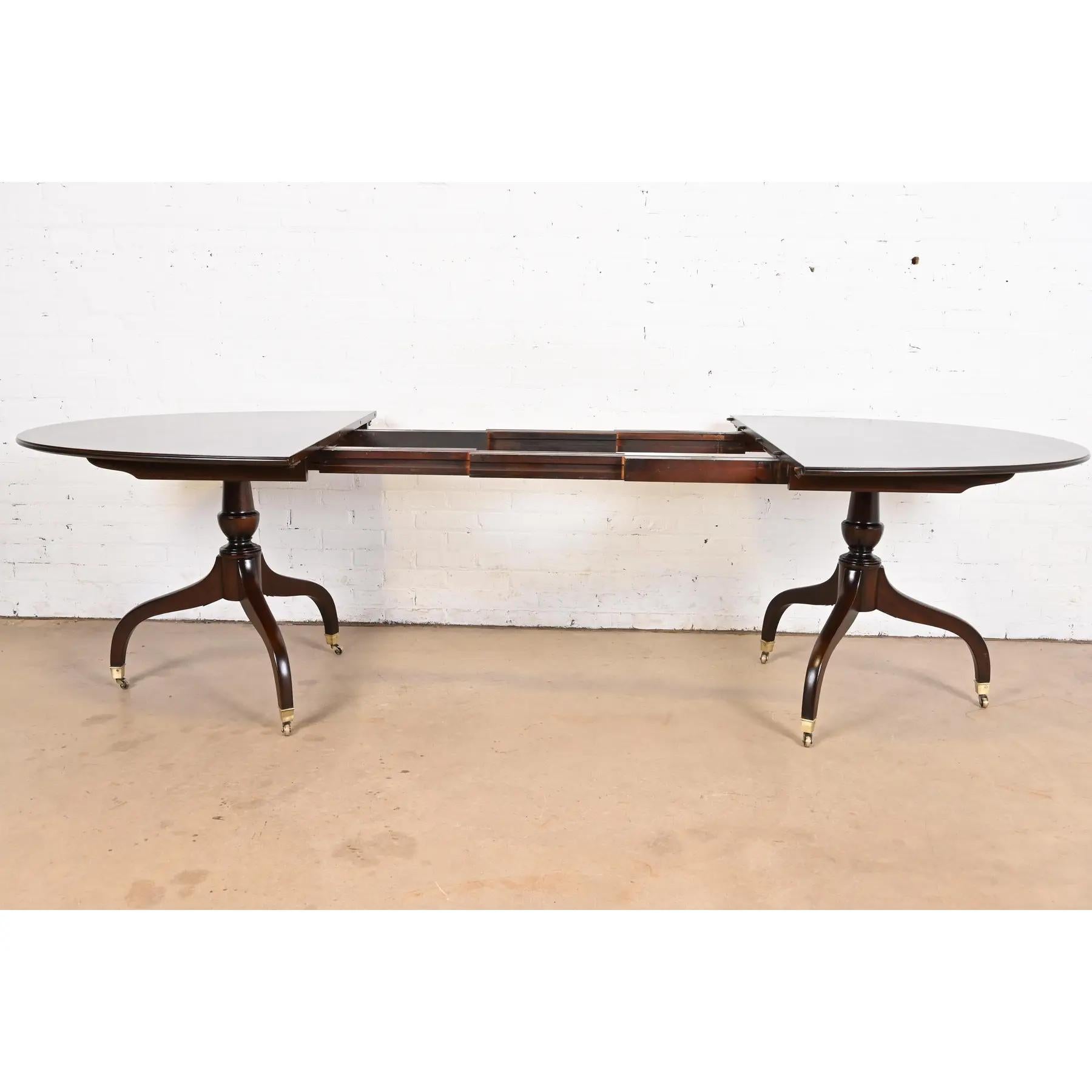 Baker Furniture Stil Georgianischer Esstisch aus Mahagoni mit doppeltem Sockel aus gebändertem Mahagoni im Angebot 2