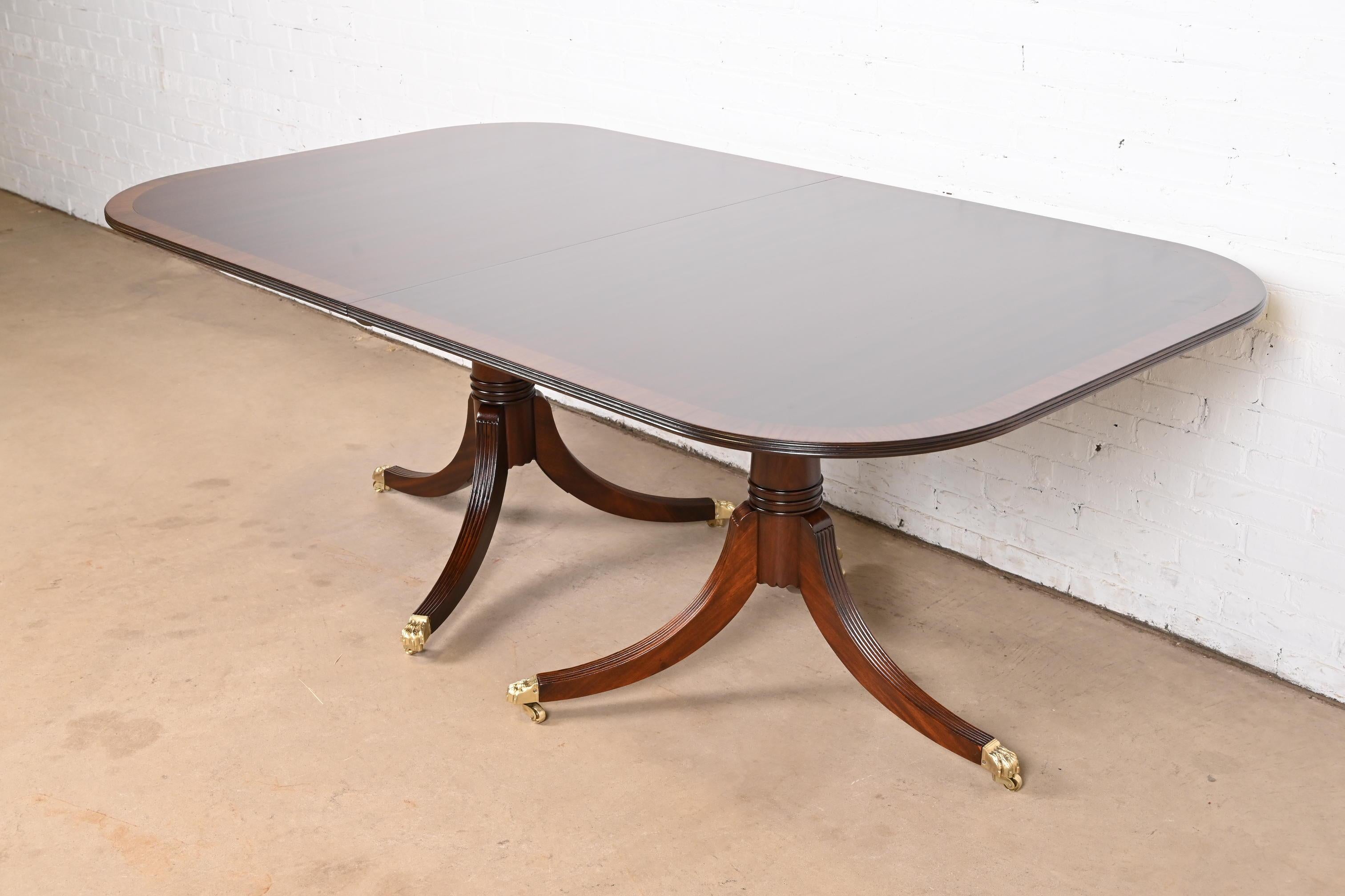 Table de salle à manger géorgienne à double piédestal en acajou à bandes en vente 2