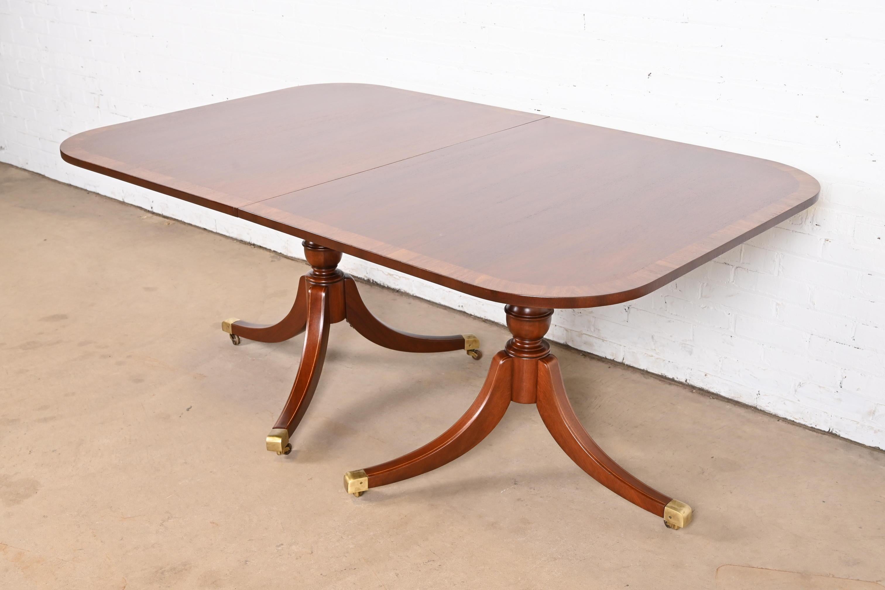 Table de salle à manger géorgienne à double piédestal en acajou à bandes en vente 2