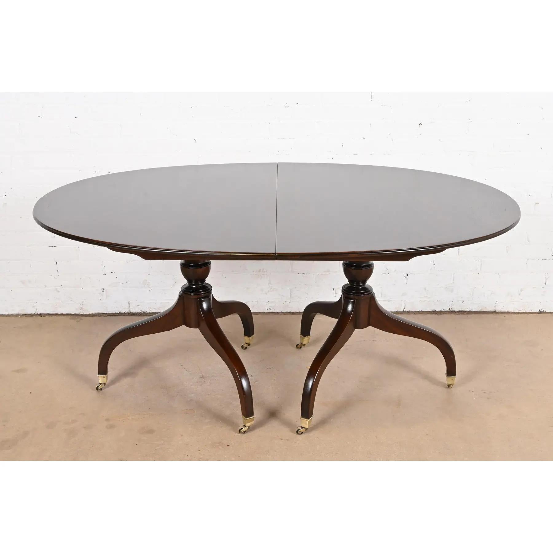 Baker Furniture Stil Georgianischer Esstisch aus Mahagoni mit doppeltem Sockel aus gebändertem Mahagoni im Angebot 3
