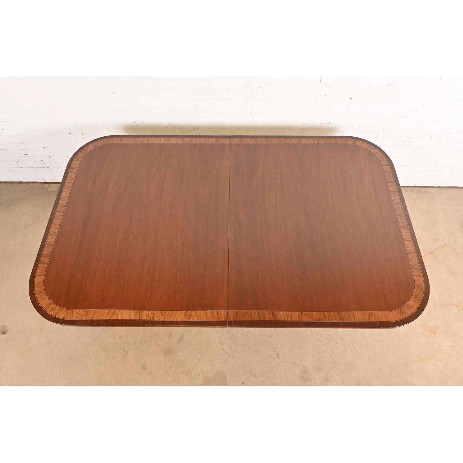 Table de salle à manger à piédestal en acajou à bandes géorgiennes de style Baker Furniture, revernie en vente 3