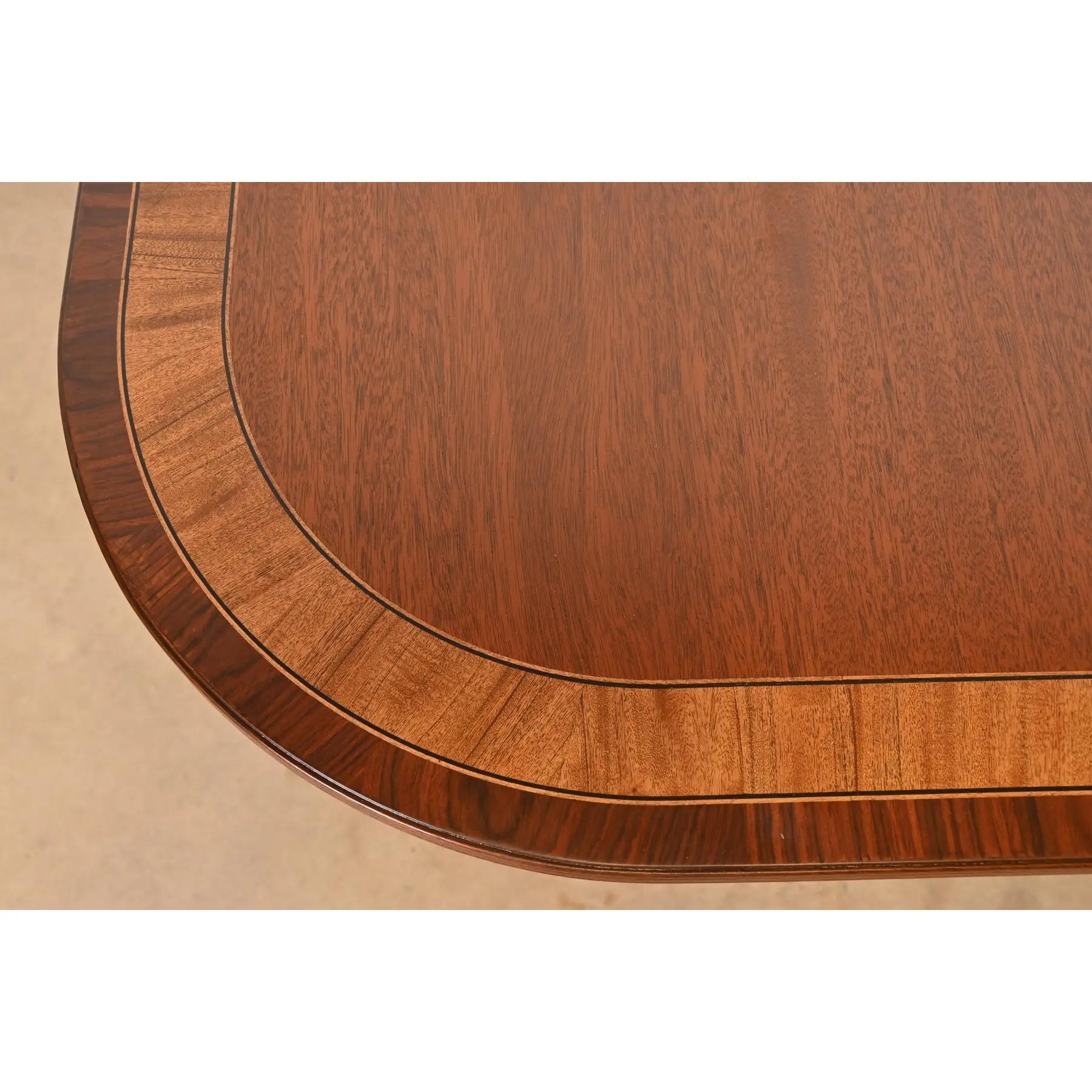 Table de salle à manger à piédestal en acajou à bandes géorgiennes de style Baker Furniture, revernie en vente 4