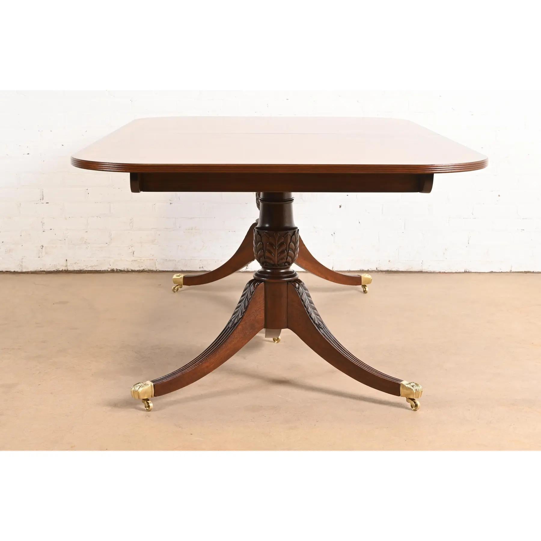 Table de salle à manger à piédestal en acajou à bandes géorgiennes de style Baker Furniture, revernie en vente 6
