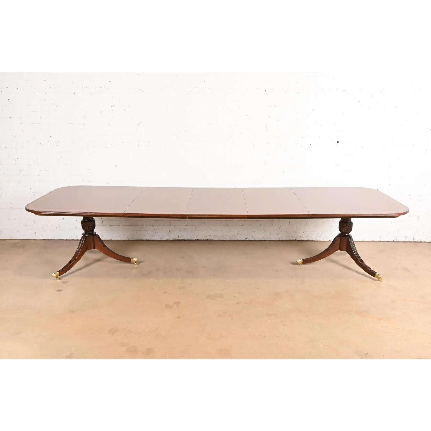 Georgien Table de salle à manger à piédestal en acajou à bandes géorgiennes de style Baker Furniture, revernie en vente