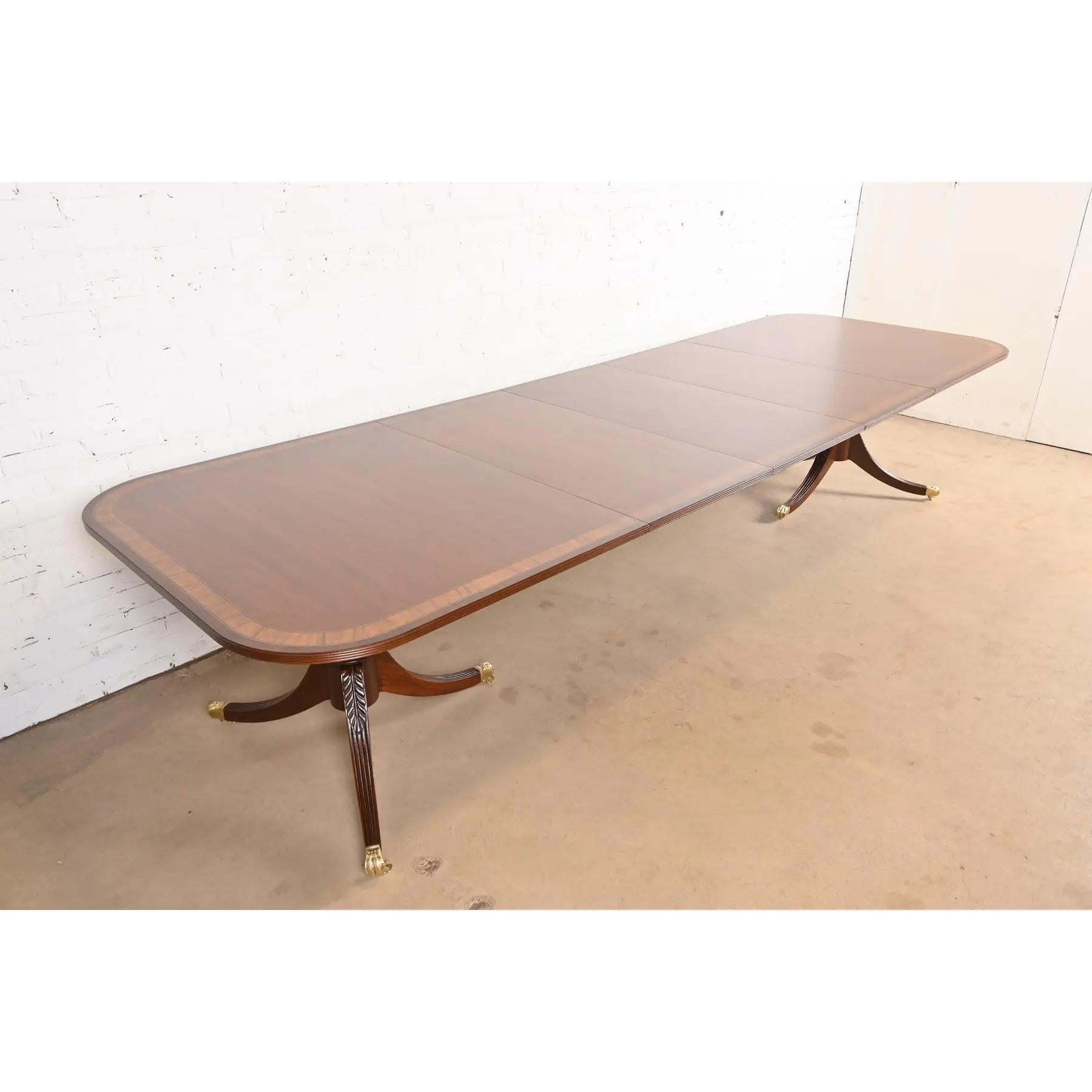 Américain Table de salle à manger à piédestal en acajou à bandes géorgiennes de style Baker Furniture, revernie en vente