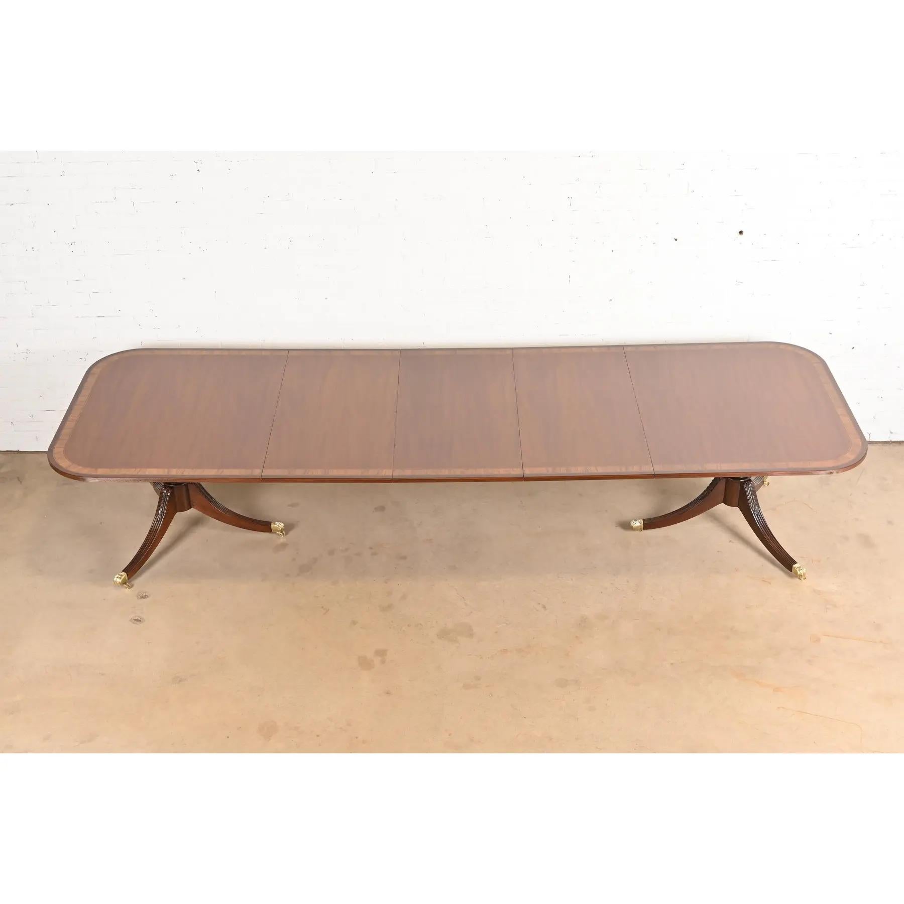 Table de salle à manger à piédestal en acajou à bandes géorgiennes de style Baker Furniture, revernie Bon état - En vente à South Bend, IN