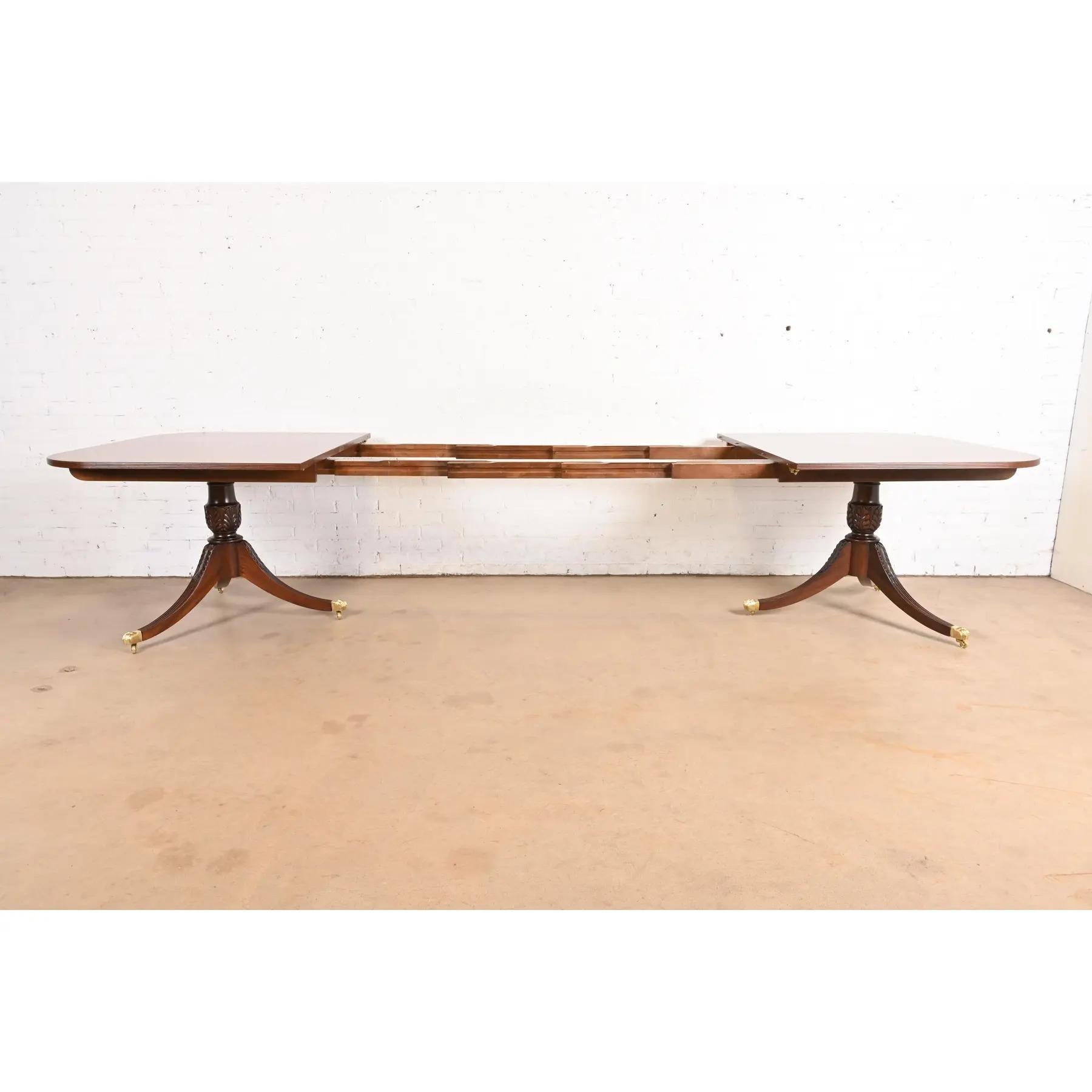 Fin du 20e siècle Table de salle à manger à piédestal en acajou à bandes géorgiennes de style Baker Furniture, revernie en vente
