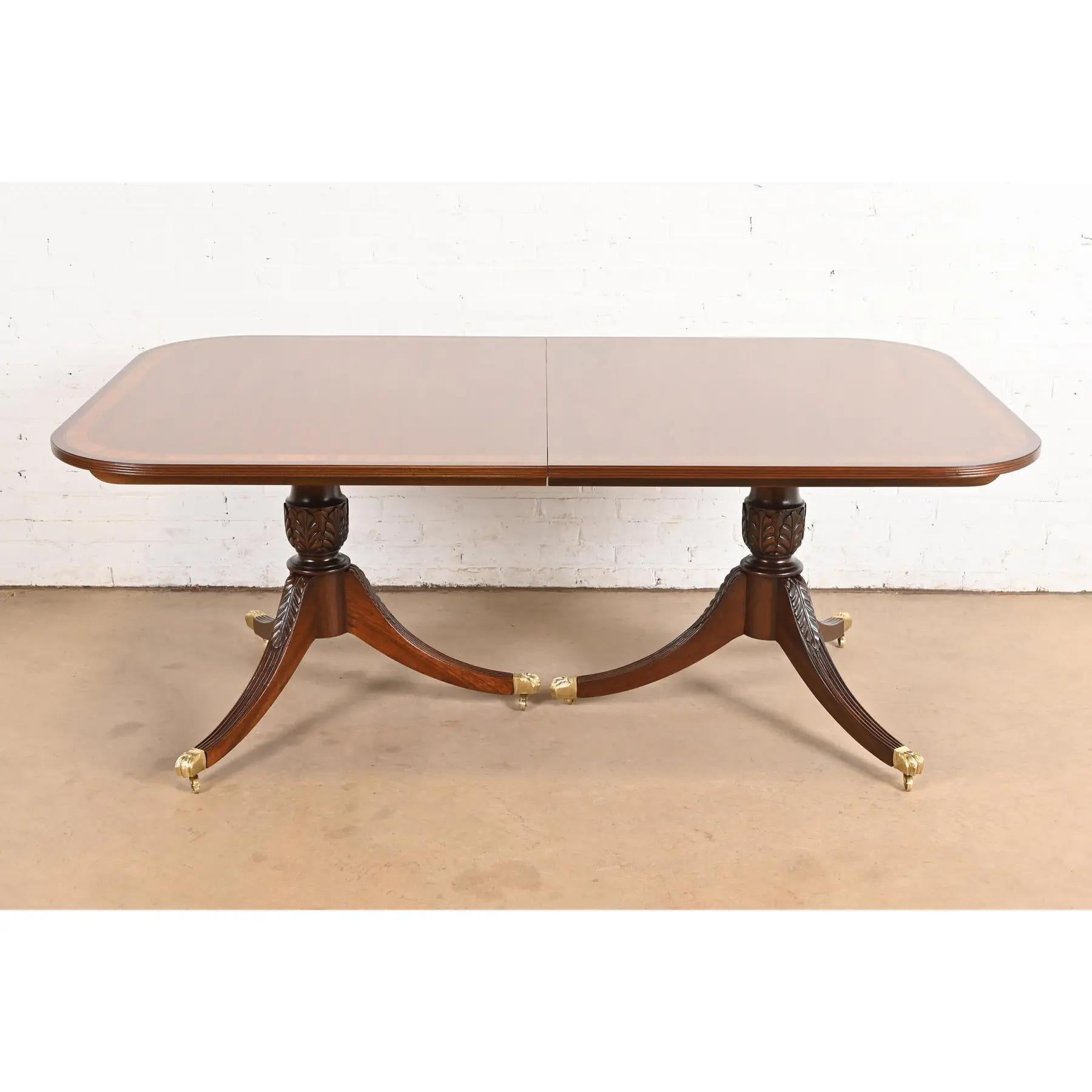 Laiton Table de salle à manger à piédestal en acajou à bandes géorgiennes de style Baker Furniture, revernie en vente