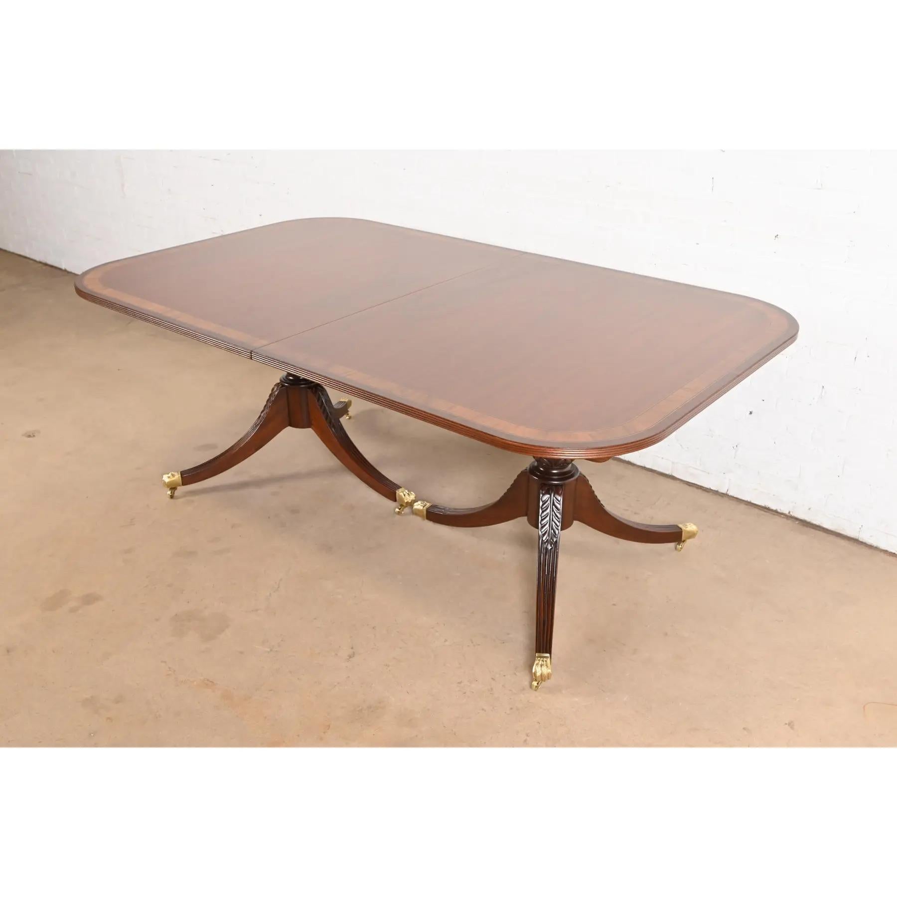 Table de salle à manger à piédestal en acajou à bandes géorgiennes de style Baker Furniture, revernie en vente 1