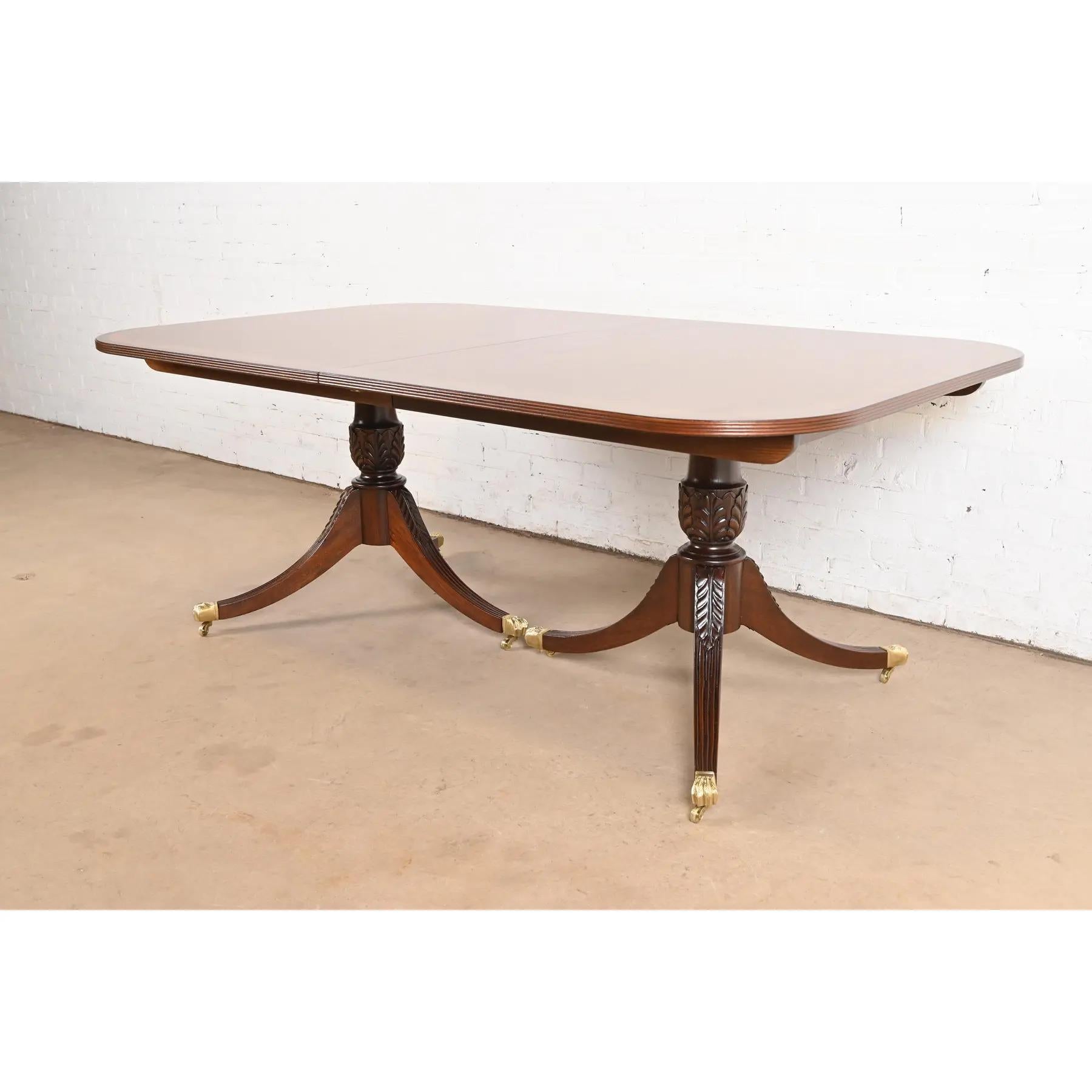 Table de salle à manger à piédestal en acajou à bandes géorgiennes de style Baker Furniture, revernie en vente 2