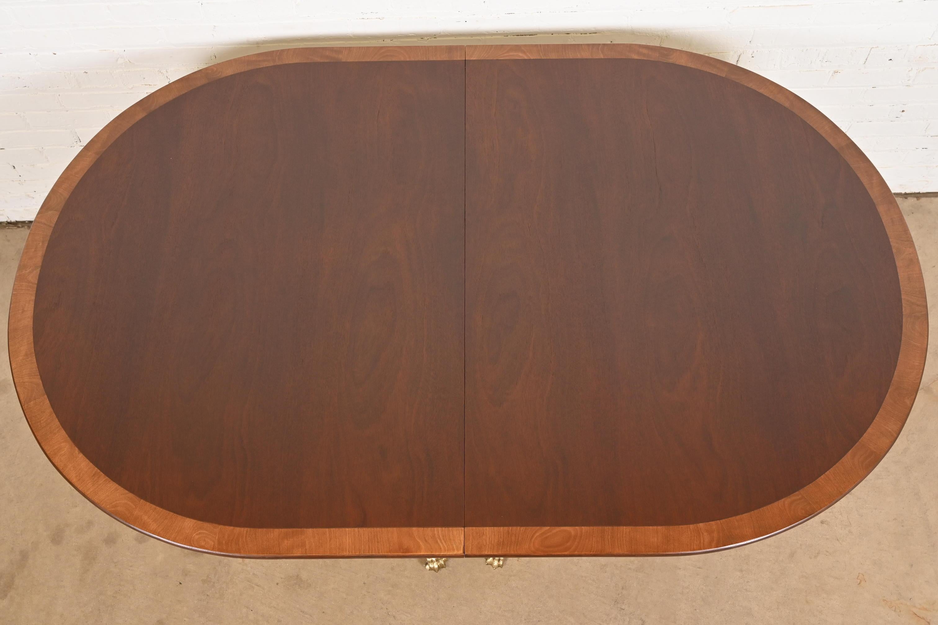 Baker Furniture Style Georgian Banded Mahogany Pedestal Dining Table, Refinished im Angebot 4