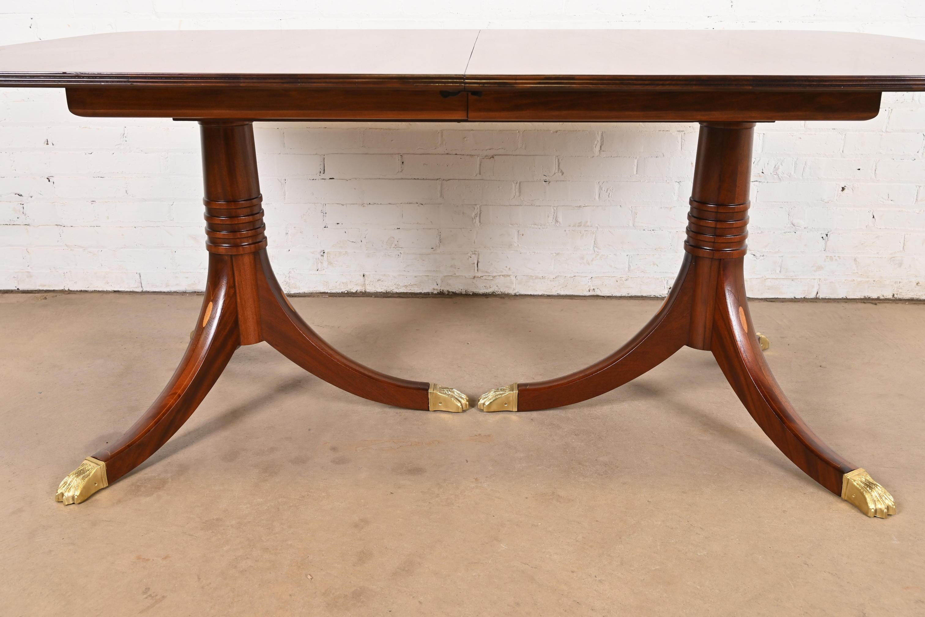 Baker Furniture Style Georgian Banded Mahogany Pedestal Dining Table, Refinished im Angebot 4