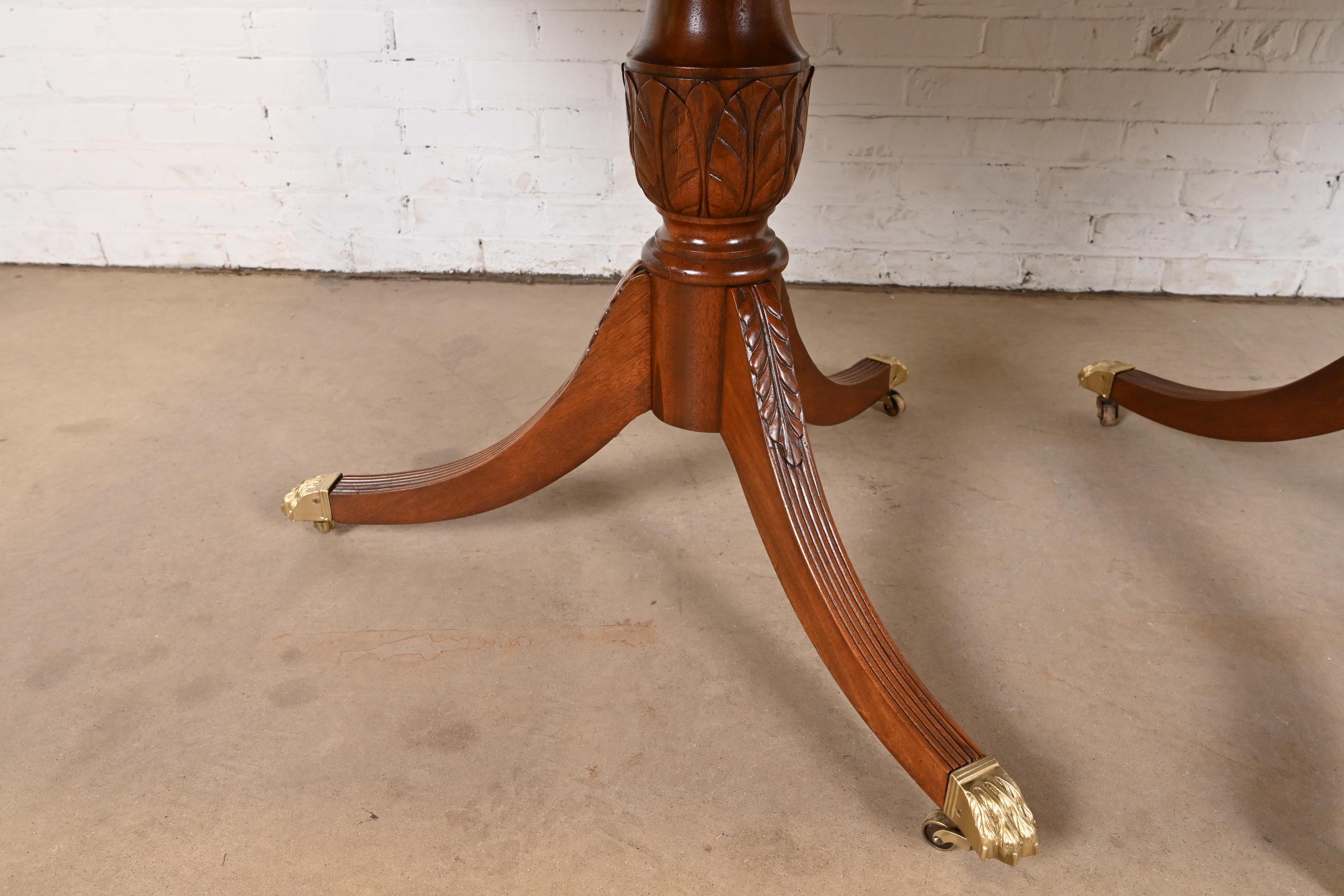 Baker Furniture Stil Georgianischer Esstisch aus Mahagoni mit Bändern auf Sockel, neu lackiert im Angebot 5