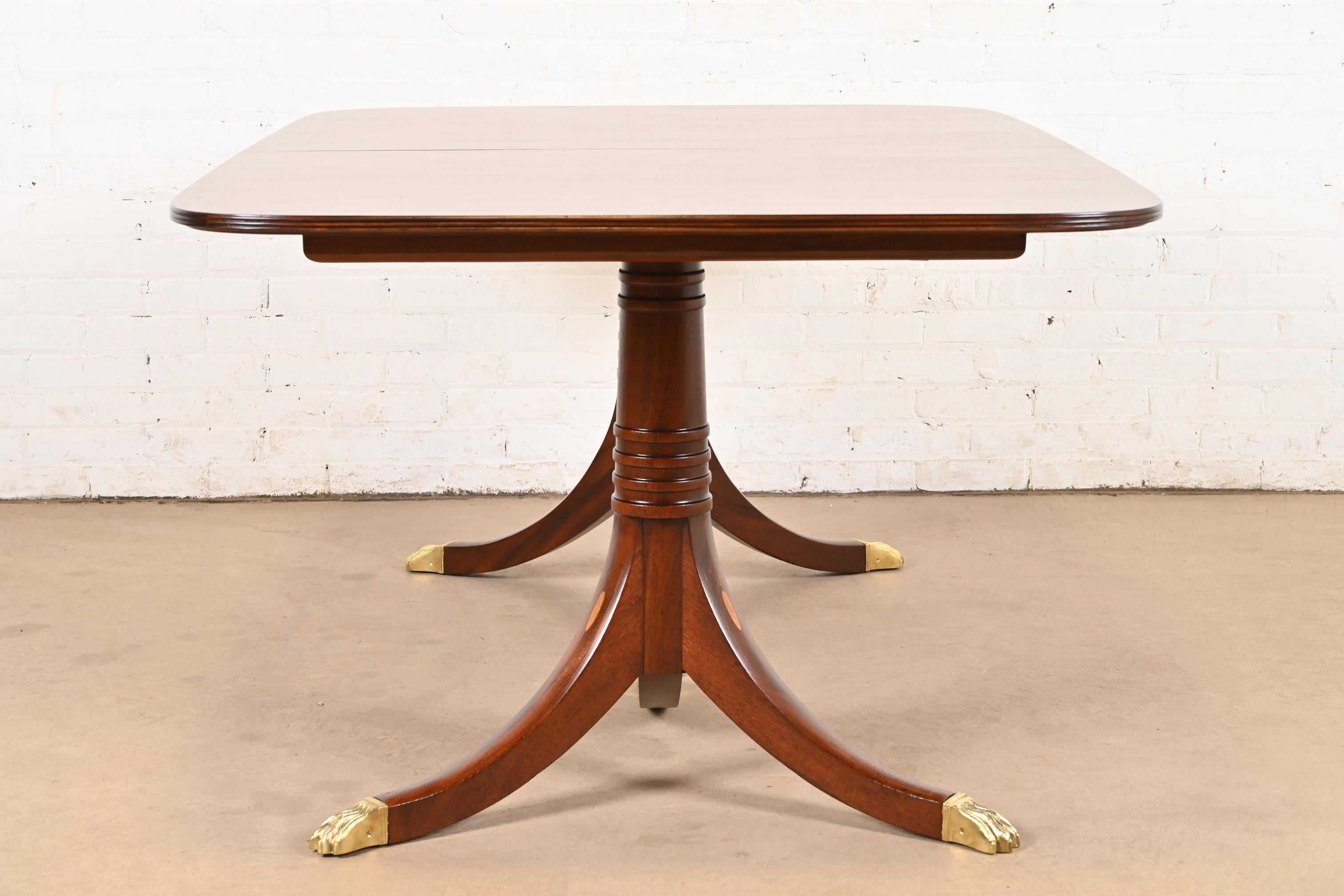 Baker Furniture Style Georgian Banded Mahogany Pedestal Dining Table, Refinished im Angebot 5