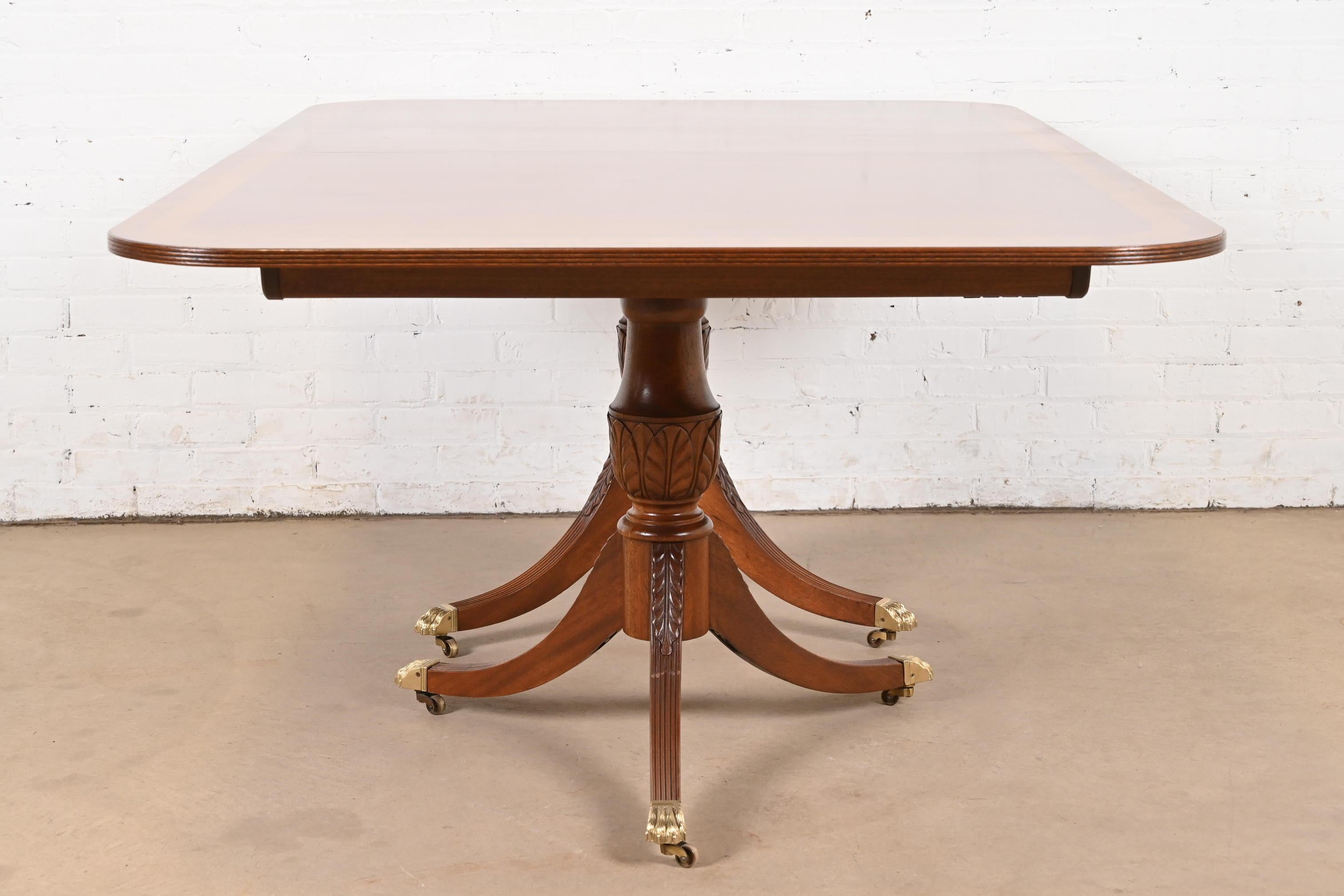 Baker Furniture Stil Georgianischer Esstisch aus Mahagoni mit Bändern auf Sockel, neu lackiert im Angebot 6