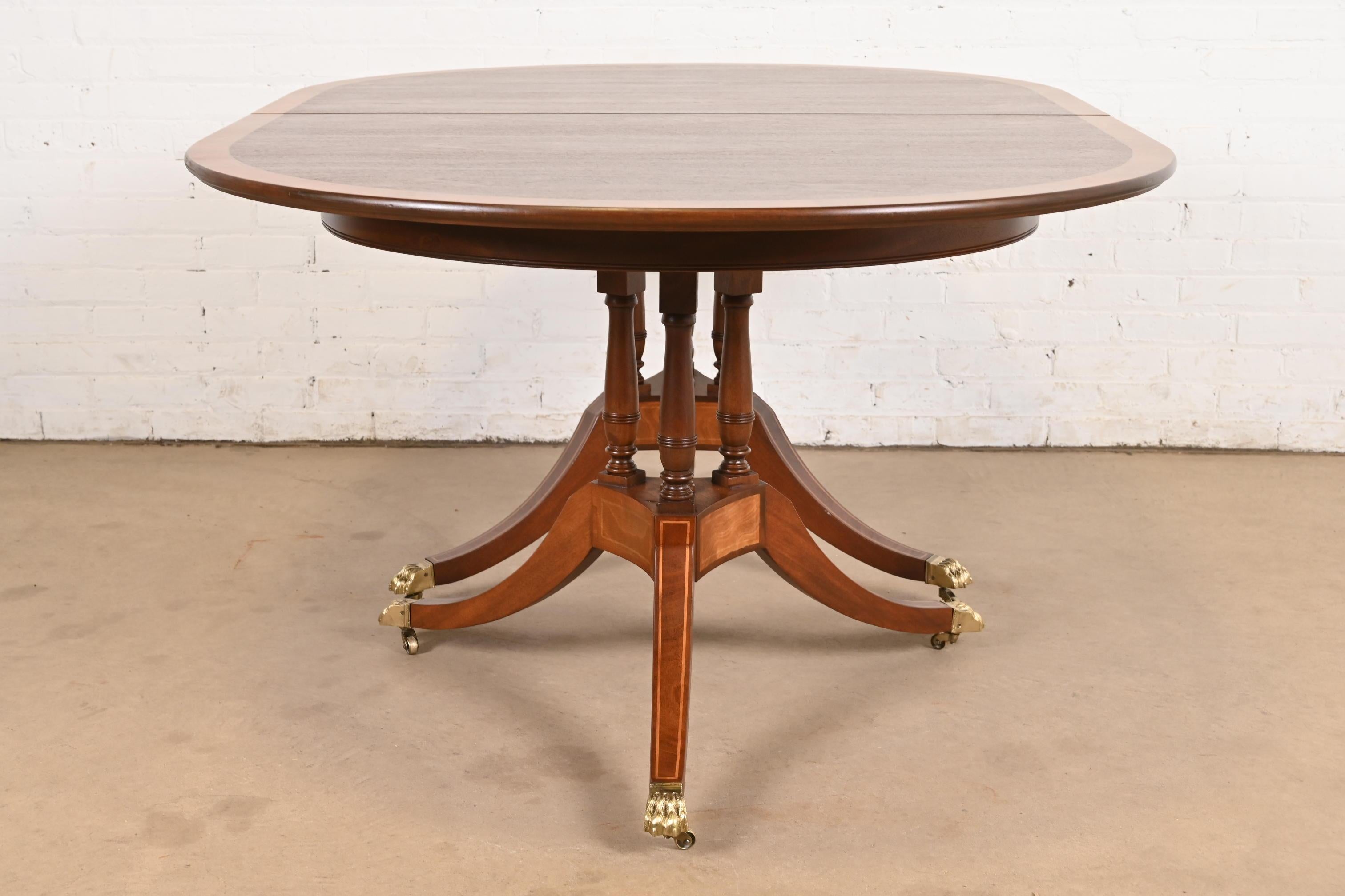Baker Furniture Style Georgian Banded Mahogany Pedestal Dining Table, Refinished im Angebot 6