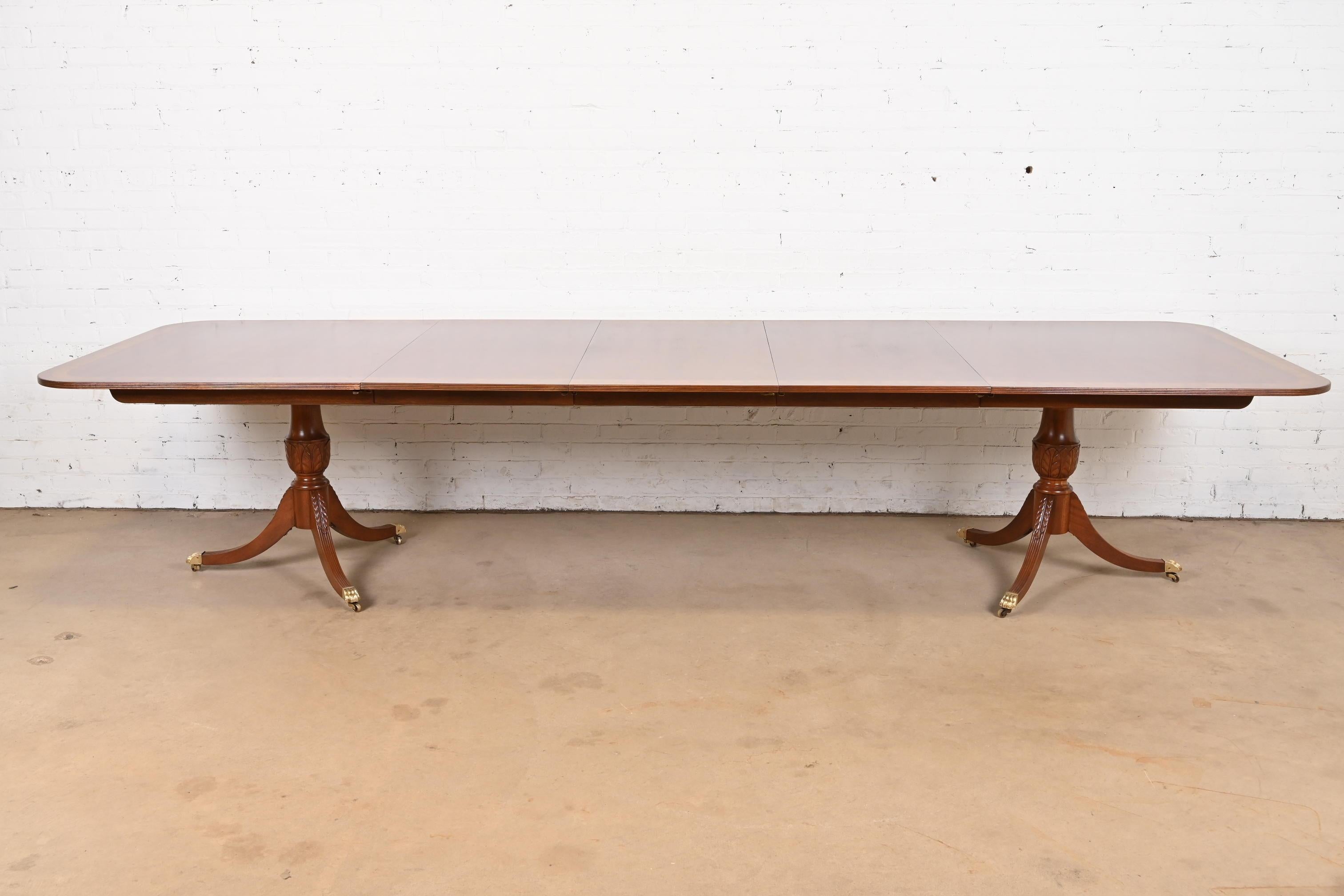 Baker Furniture Stil Georgianischer Esstisch aus Mahagoni mit Bändern auf Sockel, neu lackiert (amerikanisch) im Angebot