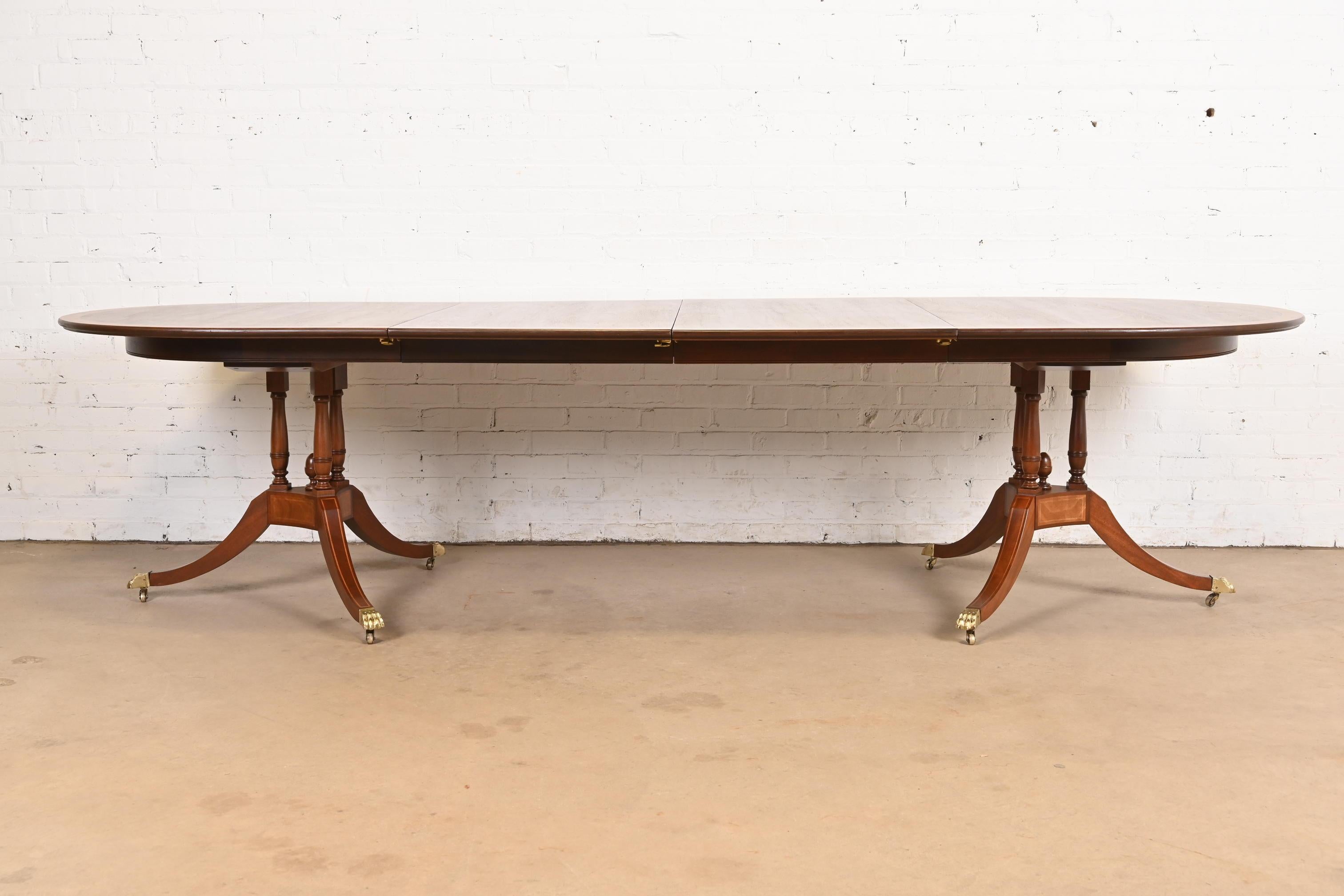Baker Furniture Style Georgian Banded Mahogany Pedestal Dining Table, Refinished (amerikanisch) im Angebot