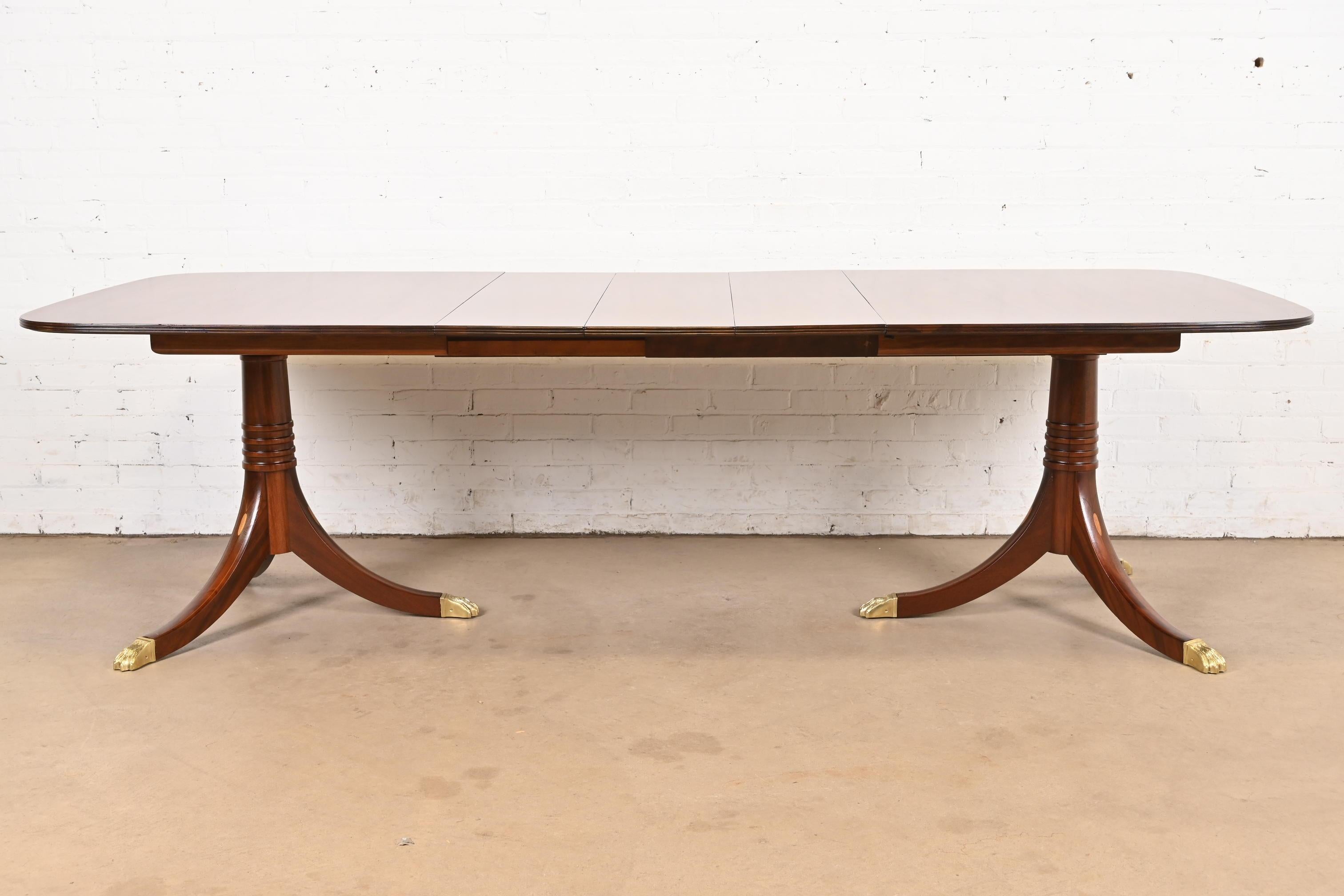 Baker Furniture Style Georgian Banded Mahogany Pedestal Dining Table, Refinished (amerikanisch) im Angebot