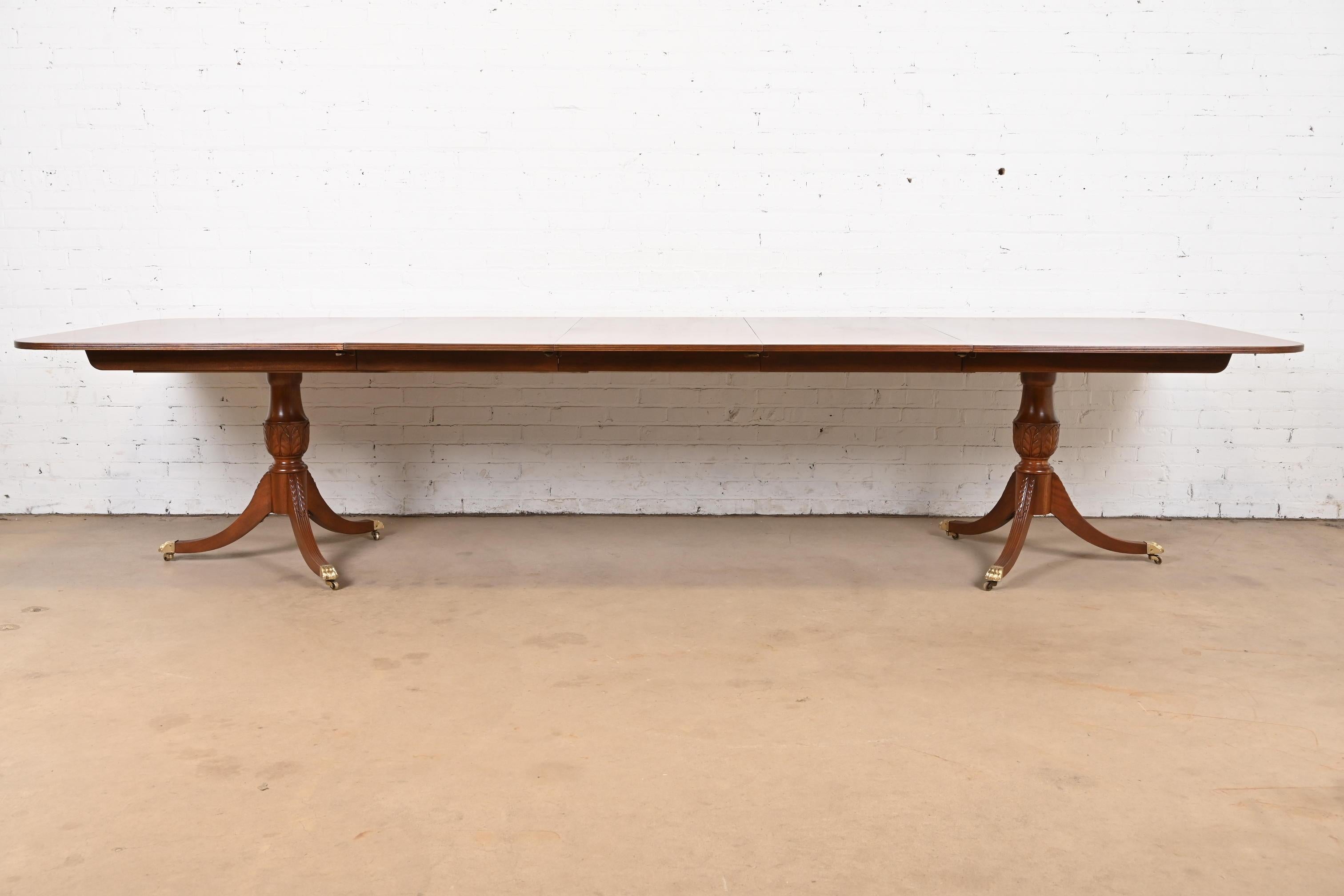 Baker Furniture Stil Georgianischer Esstisch aus Mahagoni mit Bändern auf Sockel, neu lackiert im Zustand „Gut“ im Angebot in South Bend, IN