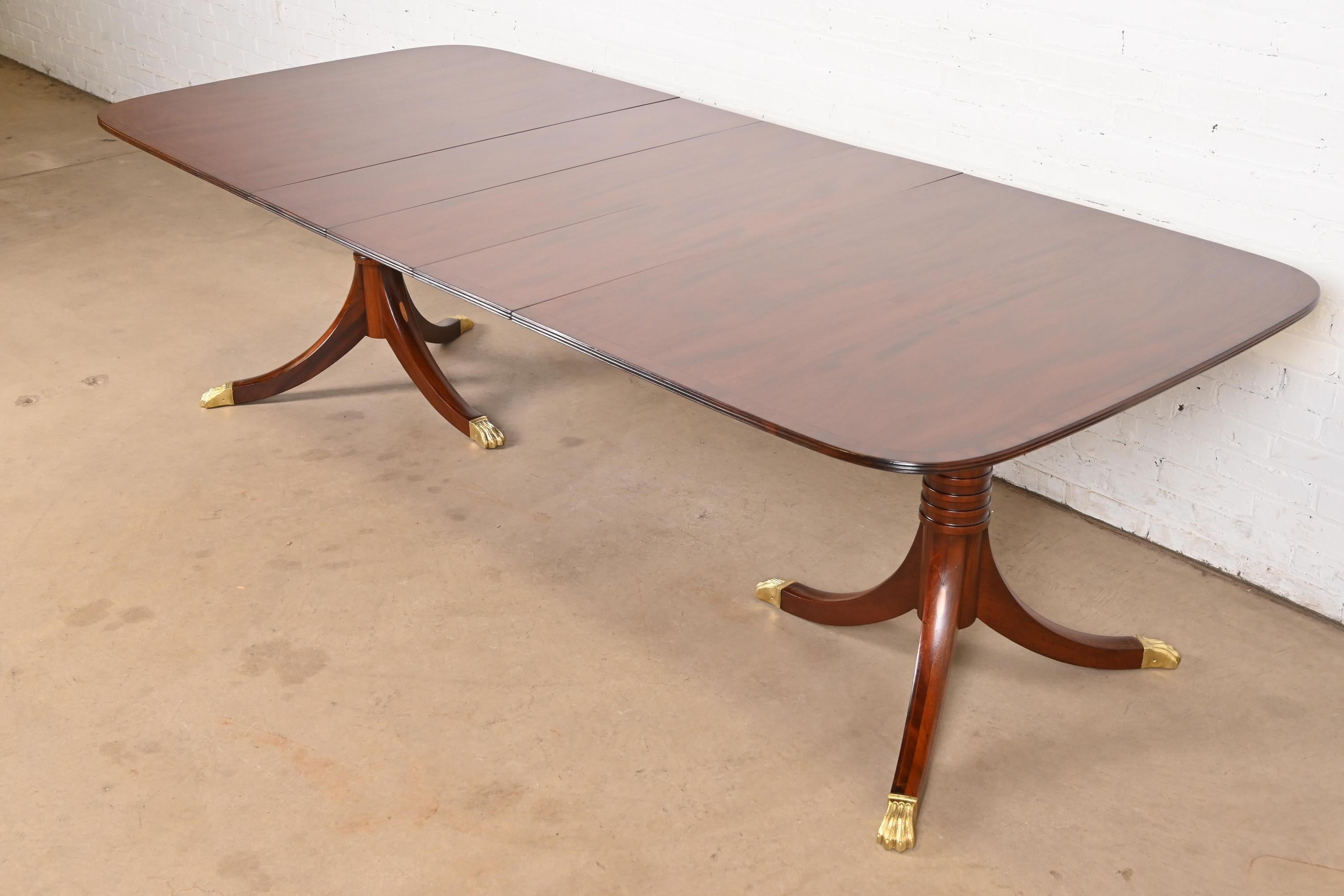 Baker Furniture Style Georgian Banded Mahogany Pedestal Dining Table, Refinished im Zustand „Gut“ im Angebot in South Bend, IN