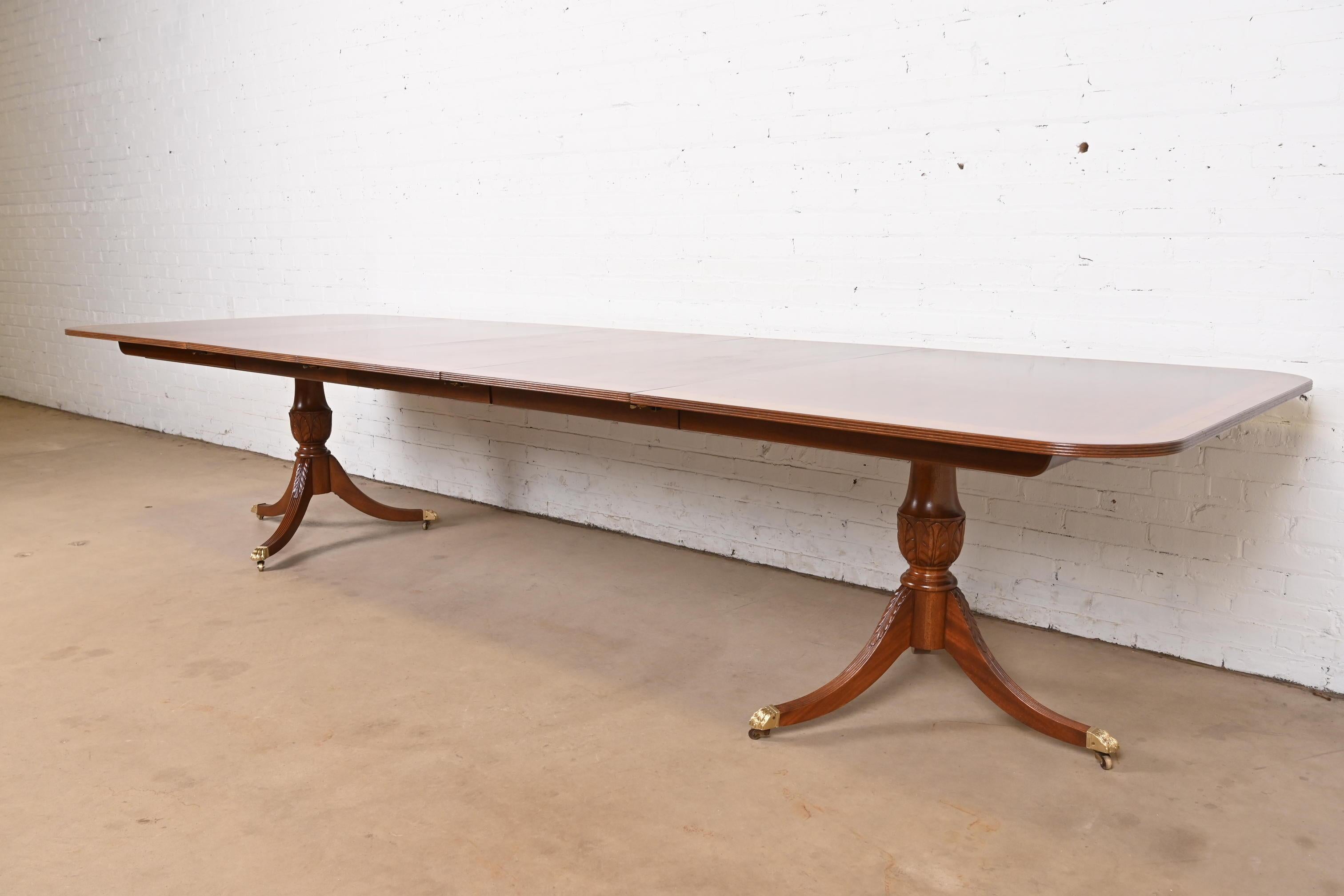 Baker Furniture Stil Georgianischer Esstisch aus Mahagoni mit Bändern auf Sockel, neu lackiert (Ende des 20. Jahrhunderts) im Angebot