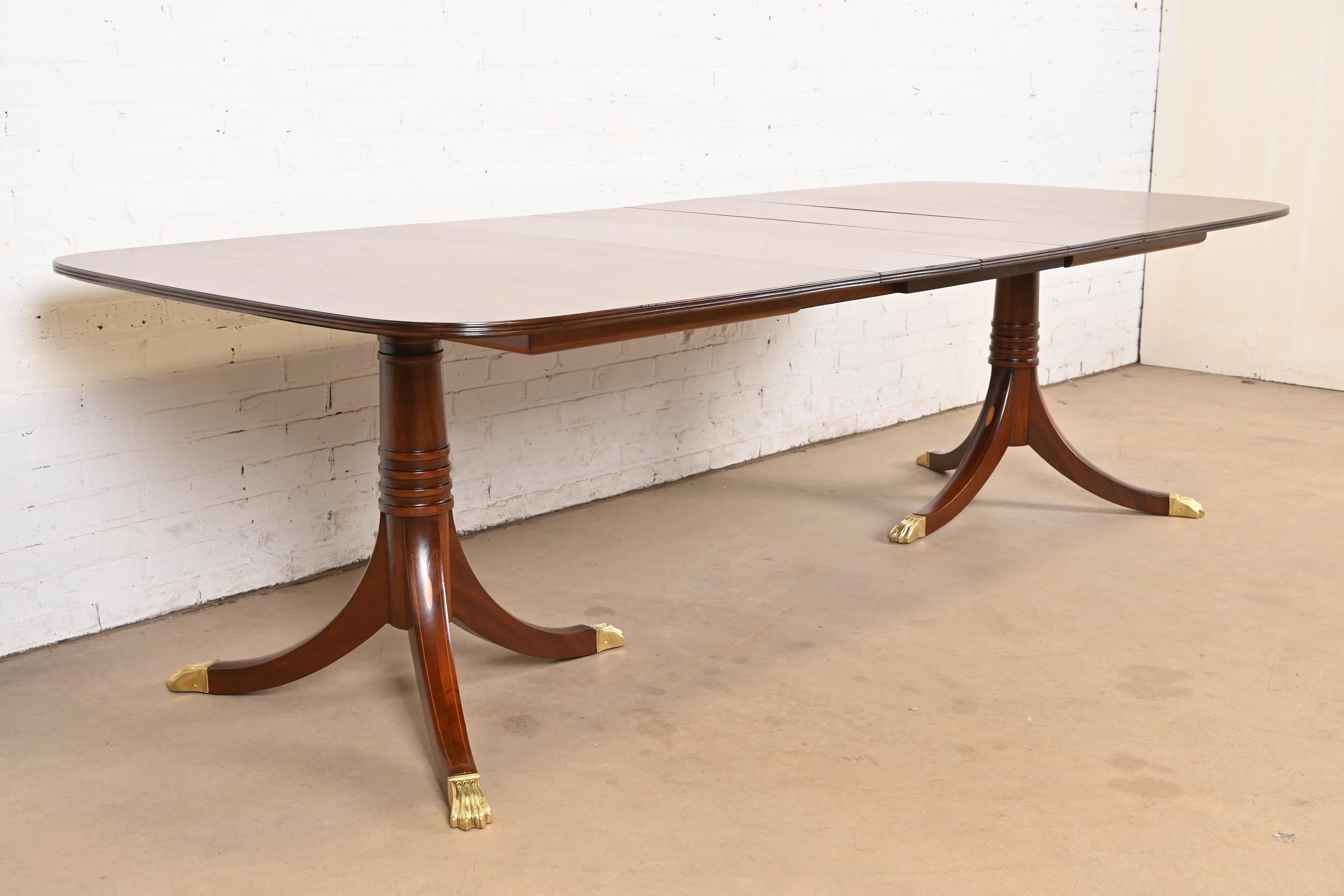 Baker Furniture Style Georgian Banded Mahogany Pedestal Dining Table, Refinished (Ende des 20. Jahrhunderts) im Angebot