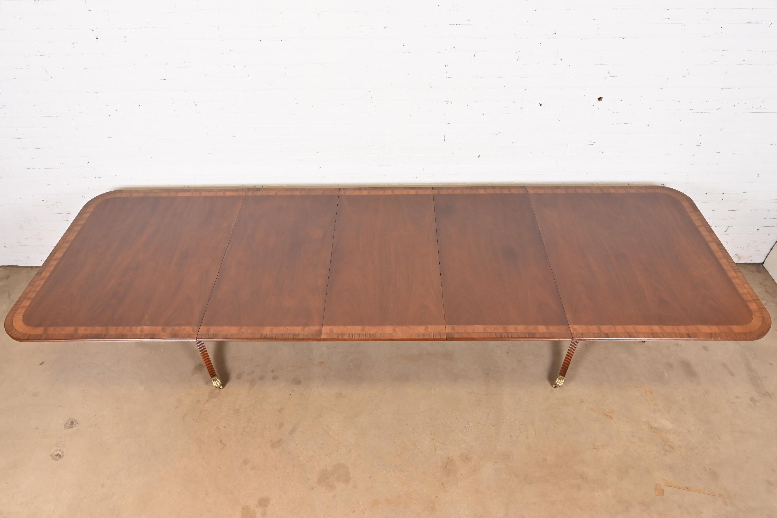 Baker Furniture Stil Georgianischer Esstisch aus Mahagoni mit Bändern auf Sockel, neu lackiert (Messing) im Angebot