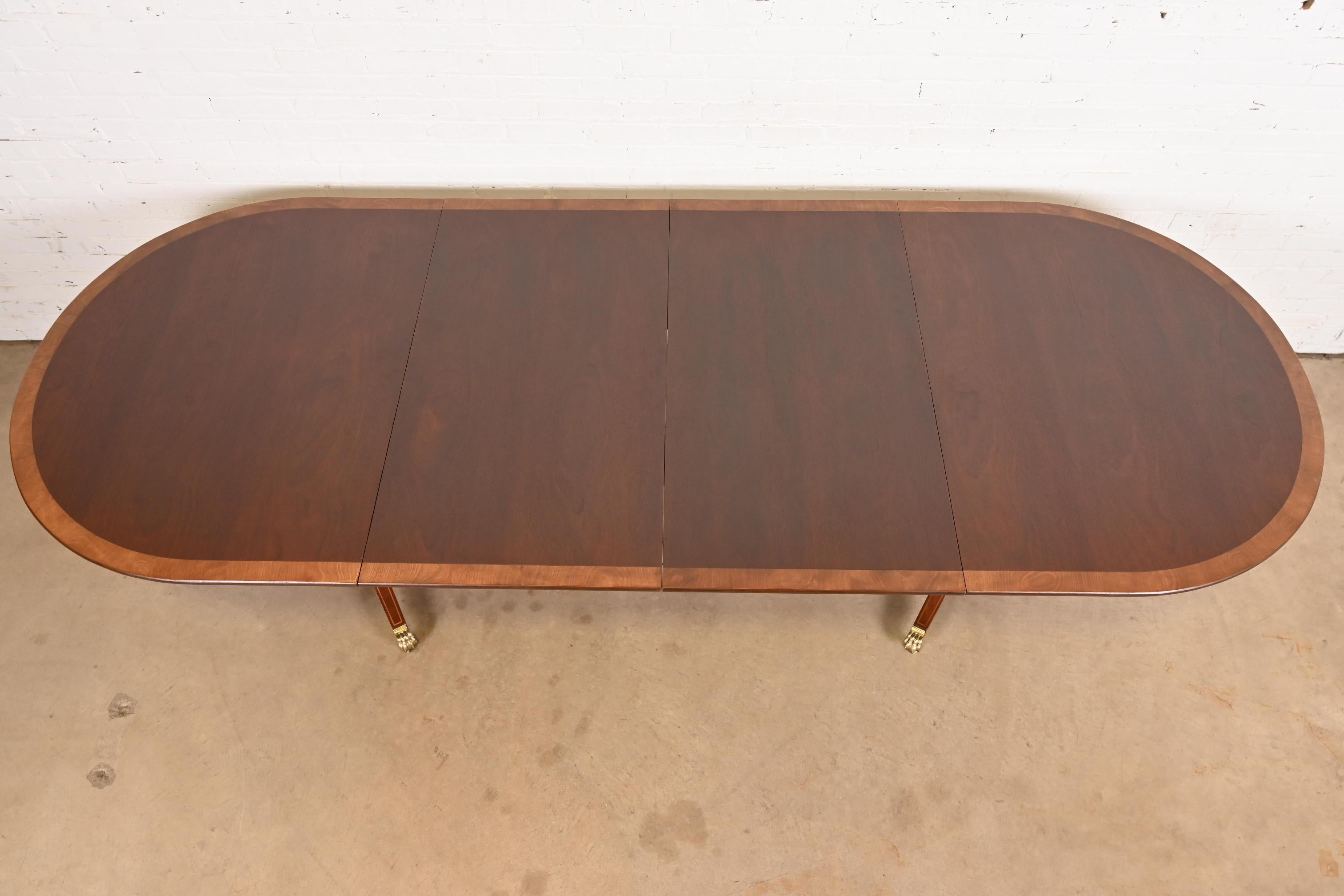 Baker Furniture Style Georgian Banded Mahogany Pedestal Dining Table, Refinished (Messing) im Angebot