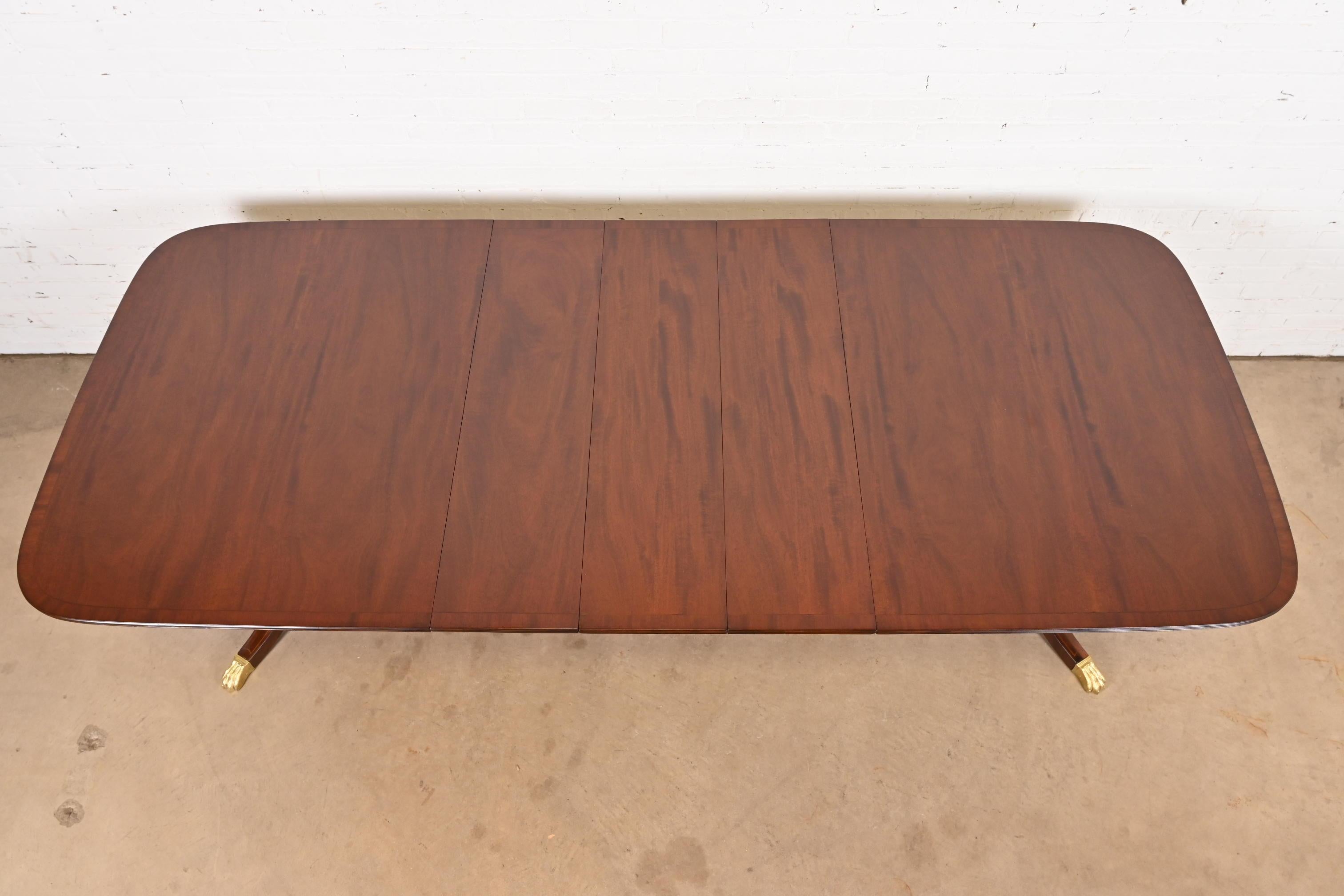Baker Furniture Style Georgian Banded Mahogany Pedestal Dining Table, Refinished (Messing) im Angebot