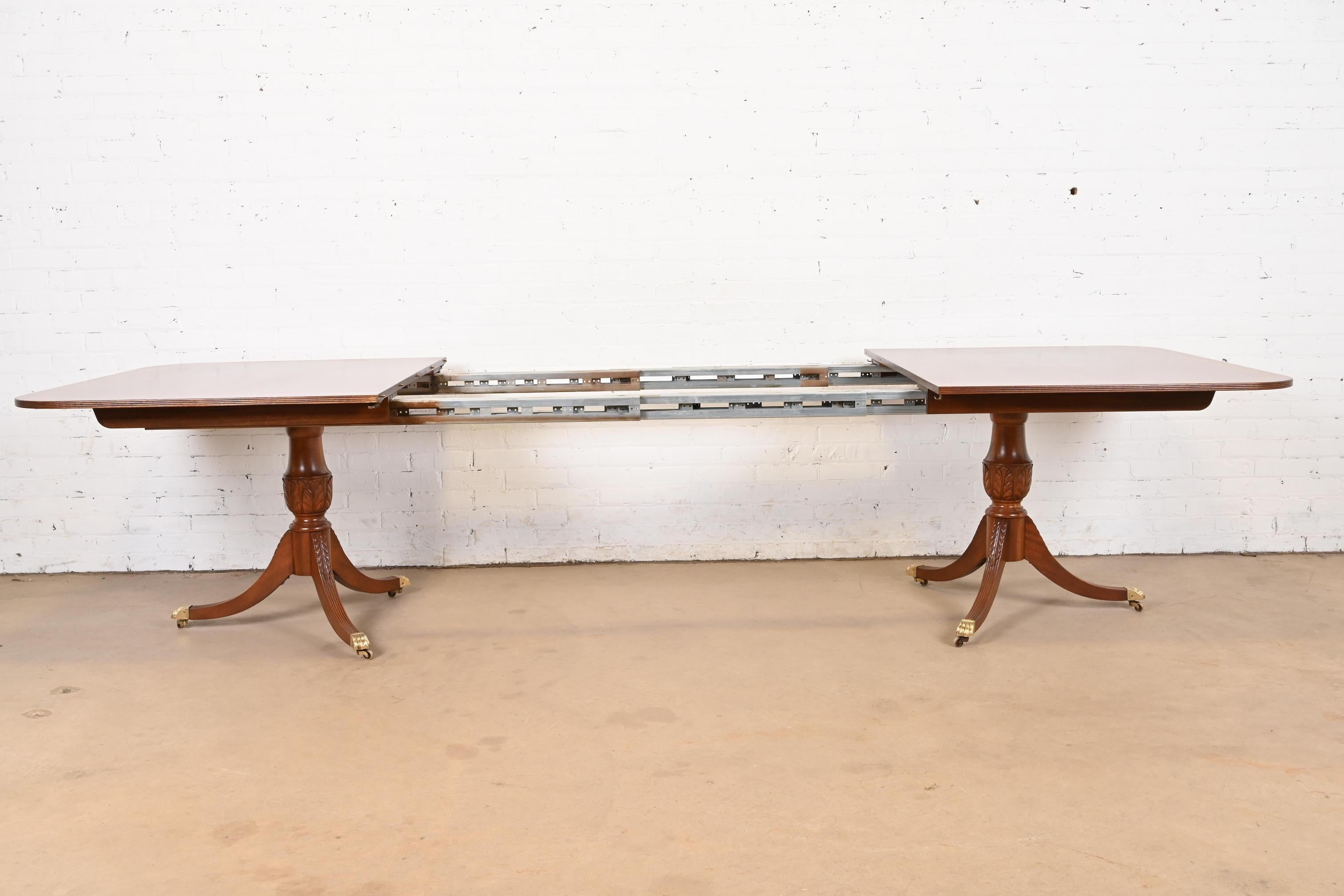 Baker Furniture Stil Georgianischer Esstisch aus Mahagoni mit Bändern auf Sockel, neu lackiert im Angebot 1