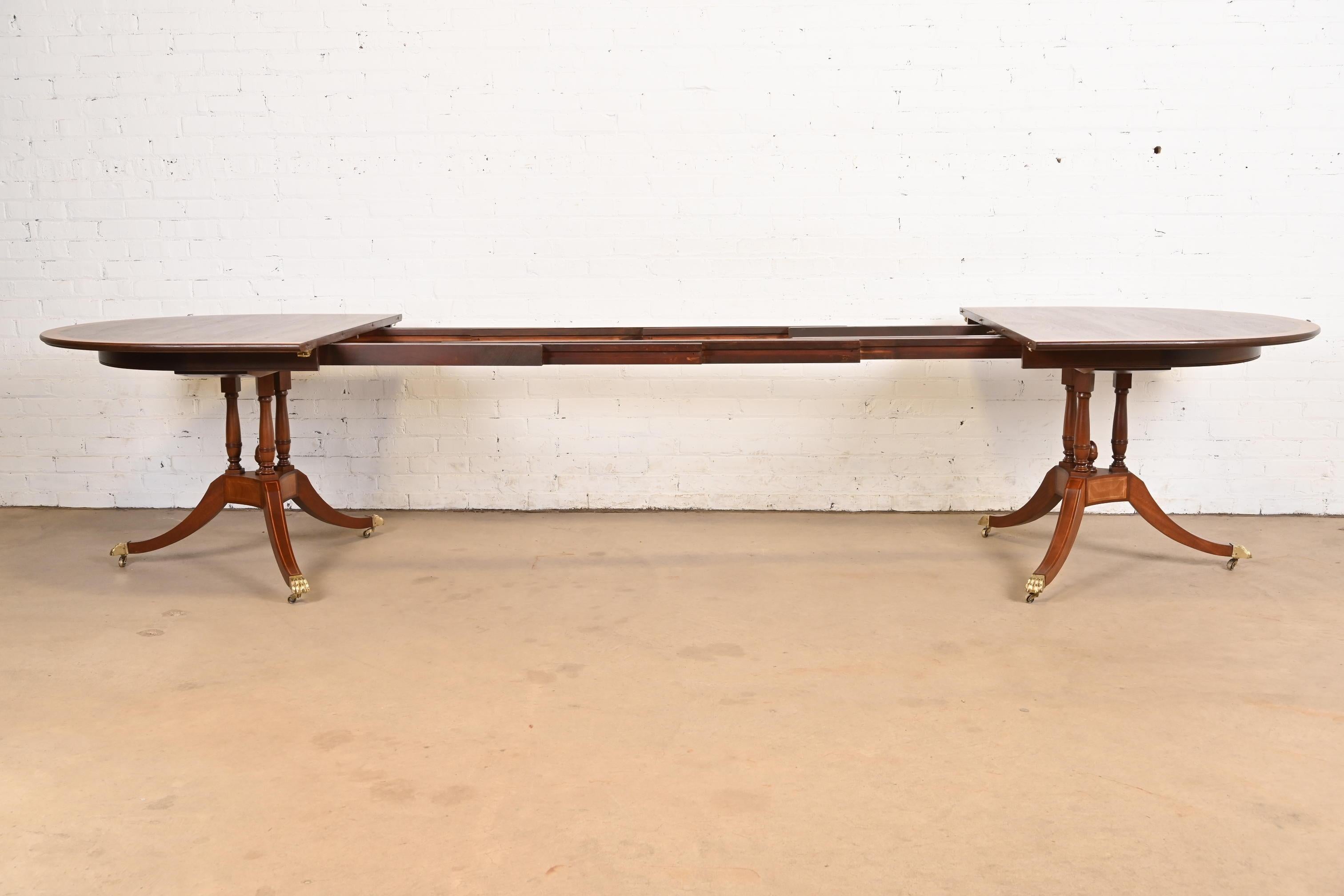 Baker Furniture Style Georgian Banded Mahogany Pedestal Dining Table, Refinished im Angebot 1