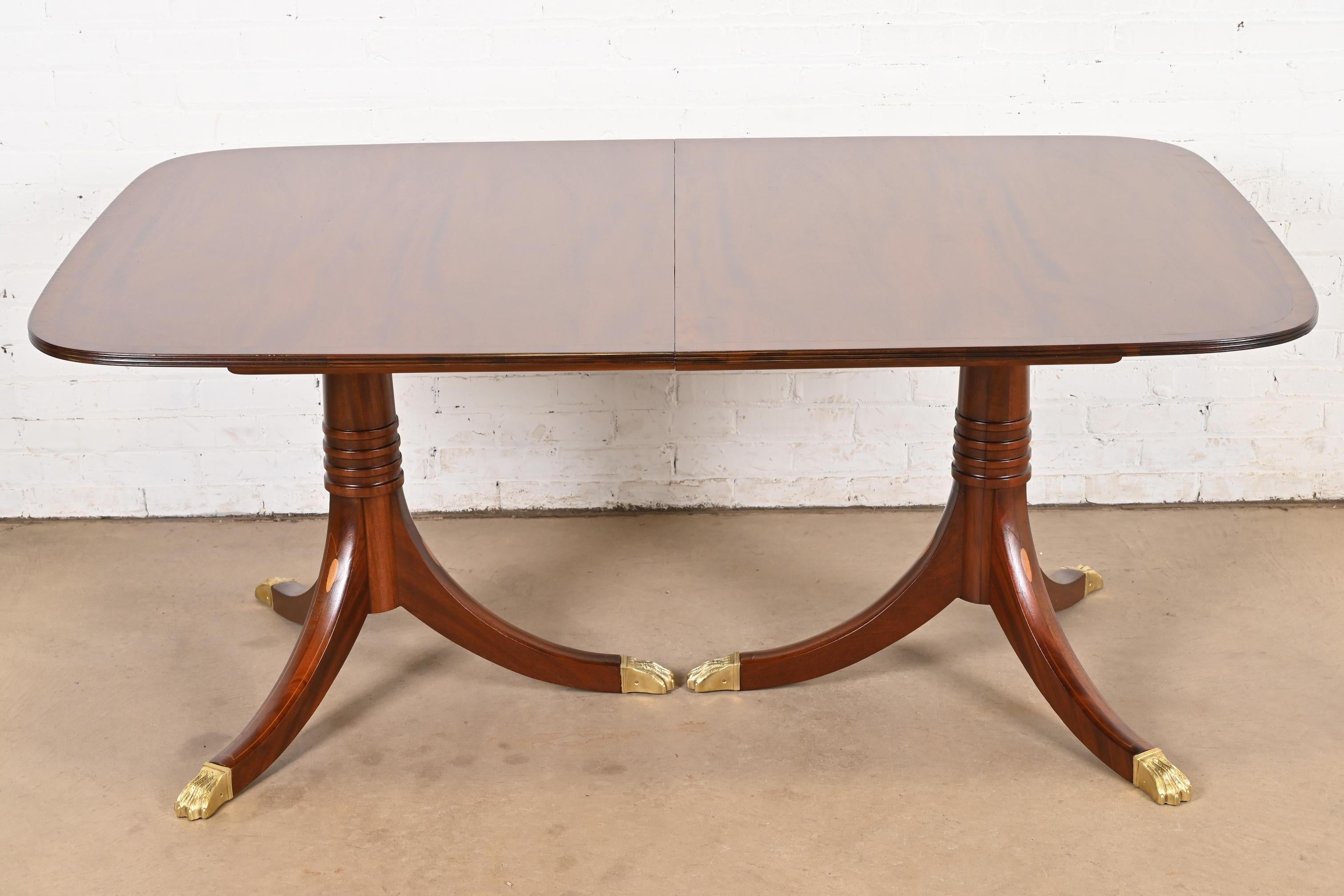 Baker Furniture Style Georgian Banded Mahogany Pedestal Dining Table, Refinished im Angebot 1