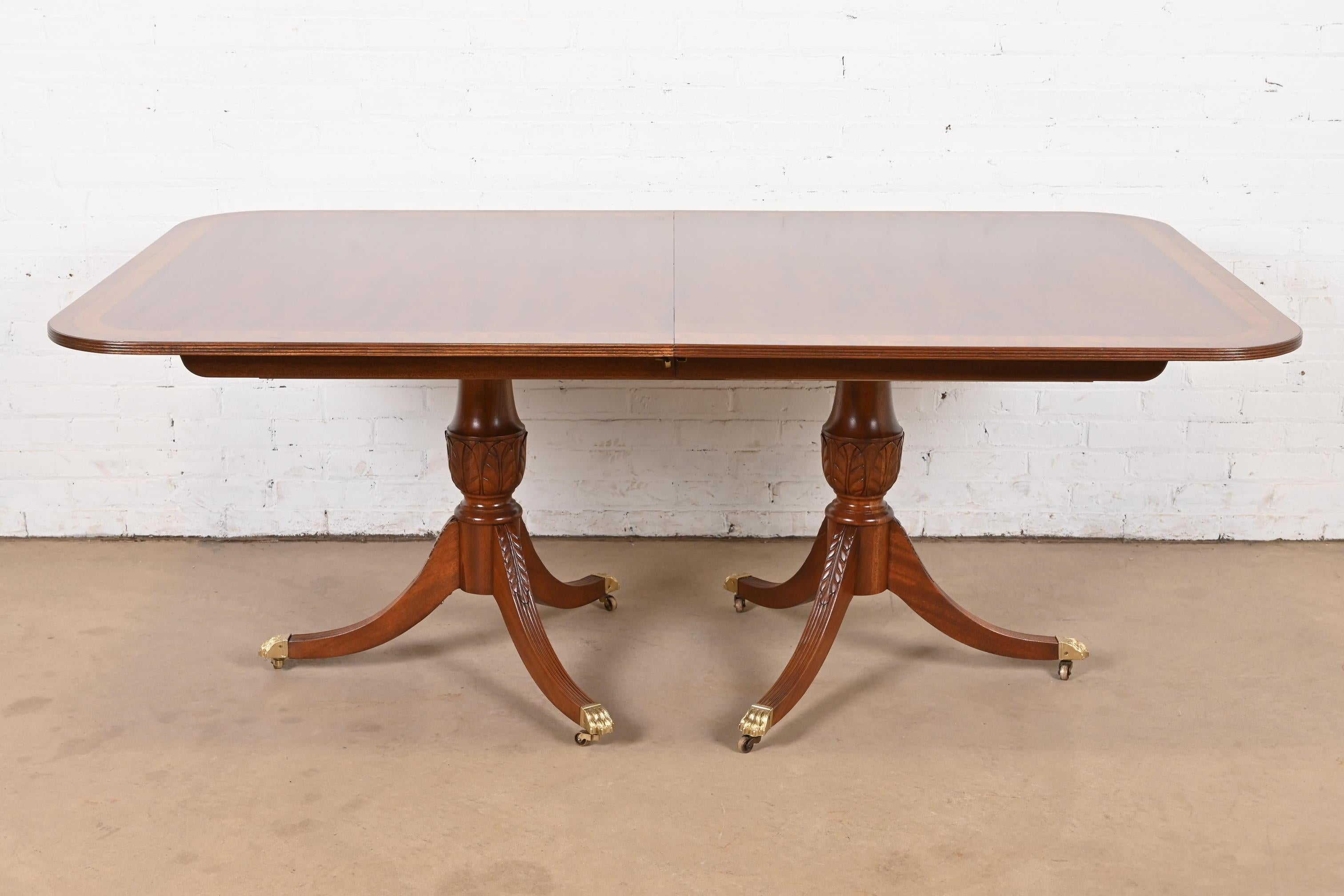 Baker Furniture Stil Georgianischer Esstisch aus Mahagoni mit Bändern auf Sockel, neu lackiert im Angebot 2