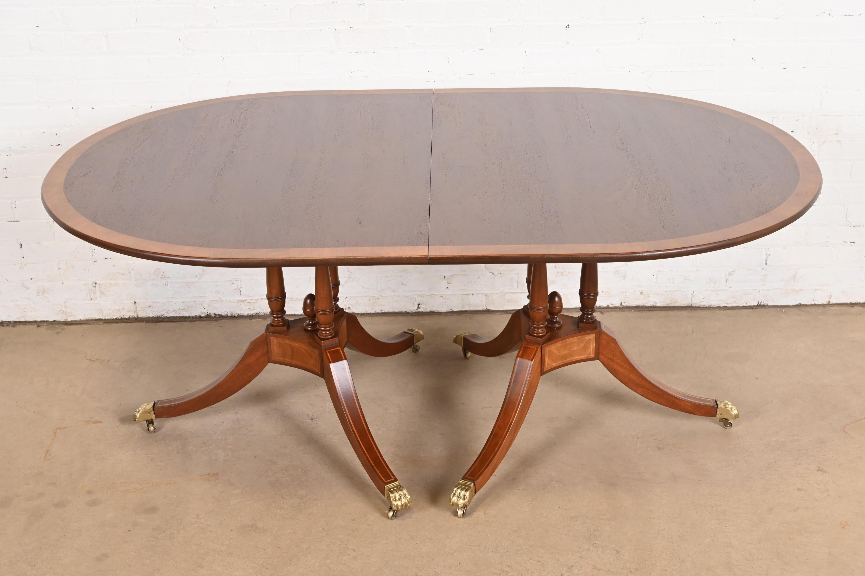 Baker Furniture Style Georgian Banded Mahogany Pedestal Dining Table, Refinished im Angebot 2