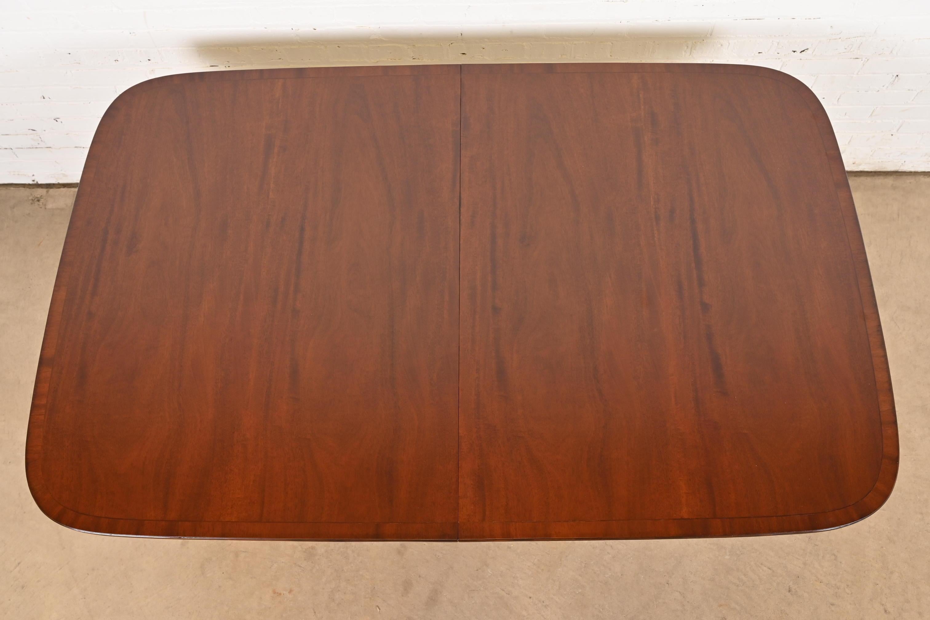 Baker Furniture Style Georgian Banded Mahogany Pedestal Dining Table, Refinished im Angebot 2