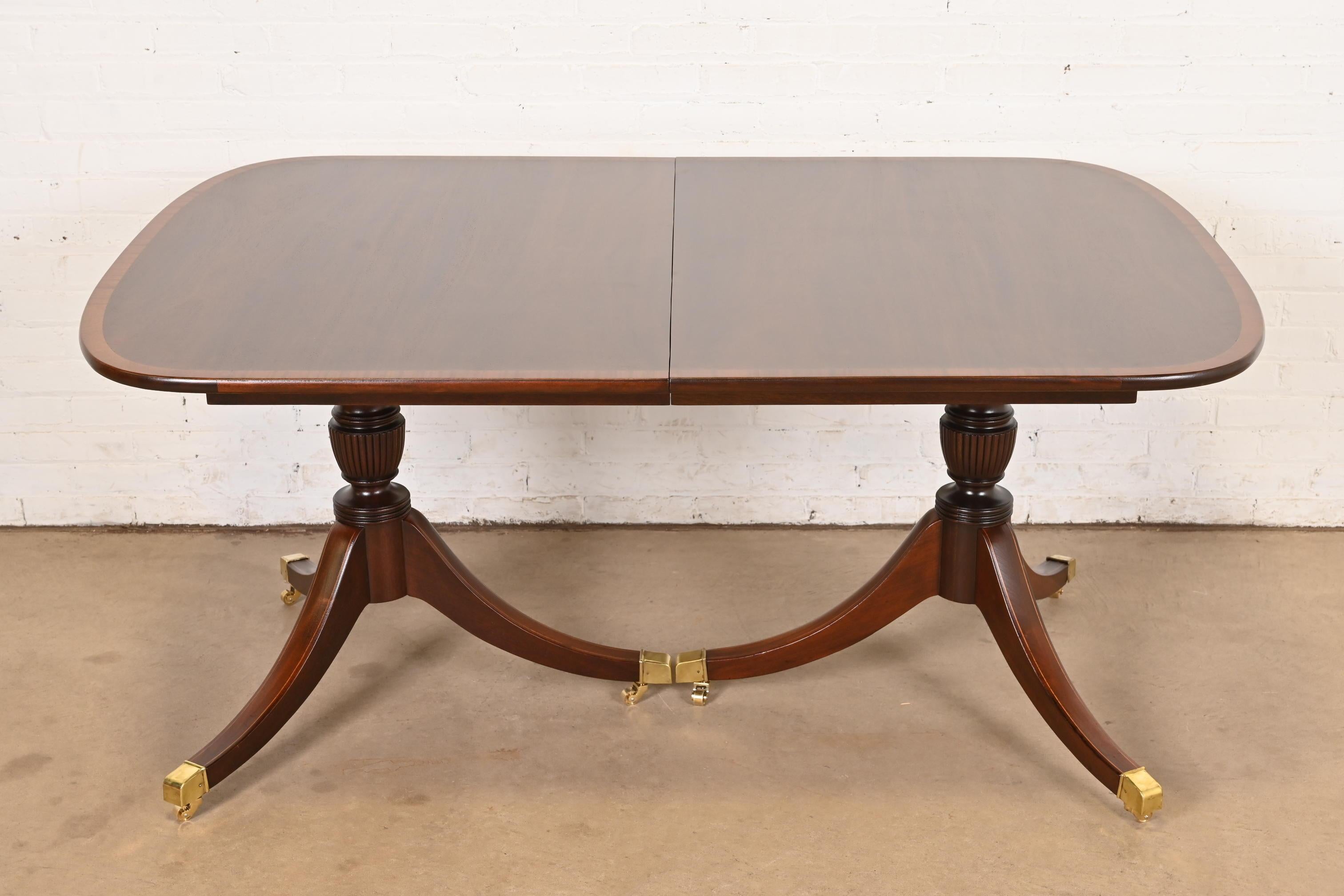 Baker Furniture Style Georgian Banded Mahogany Pedestal Dining Table, Refinished For Sale 2
