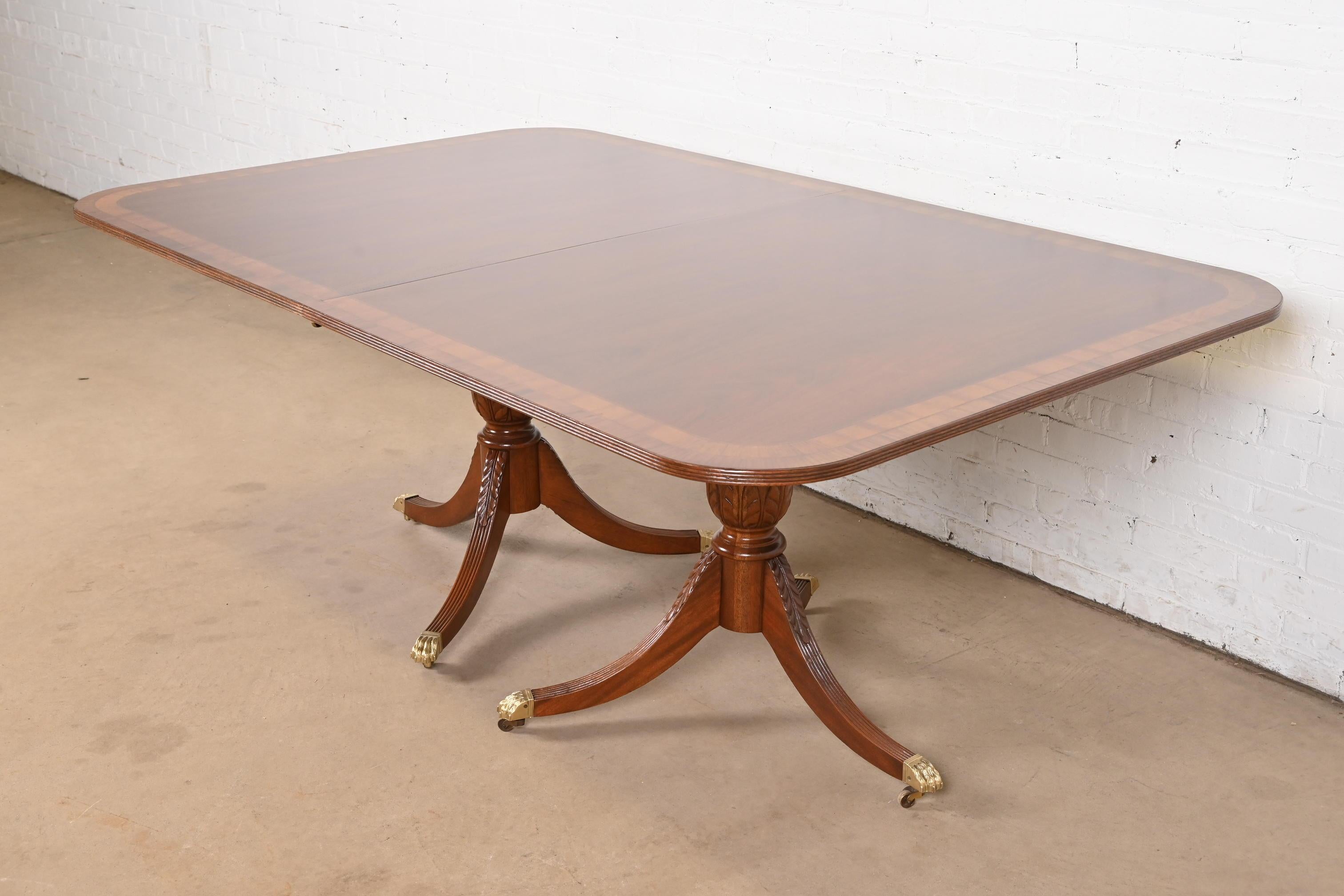 Baker Furniture Stil Georgianischer Esstisch aus Mahagoni mit Bändern auf Sockel, neu lackiert im Angebot 3