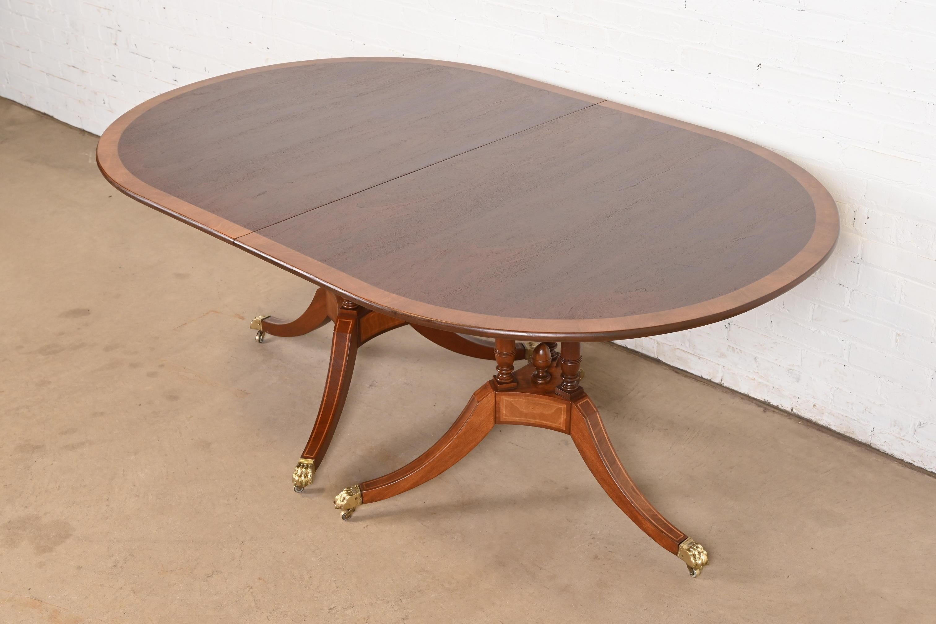 Baker Furniture Style Georgian Banded Mahogany Pedestal Dining Table, Refinished im Angebot 3