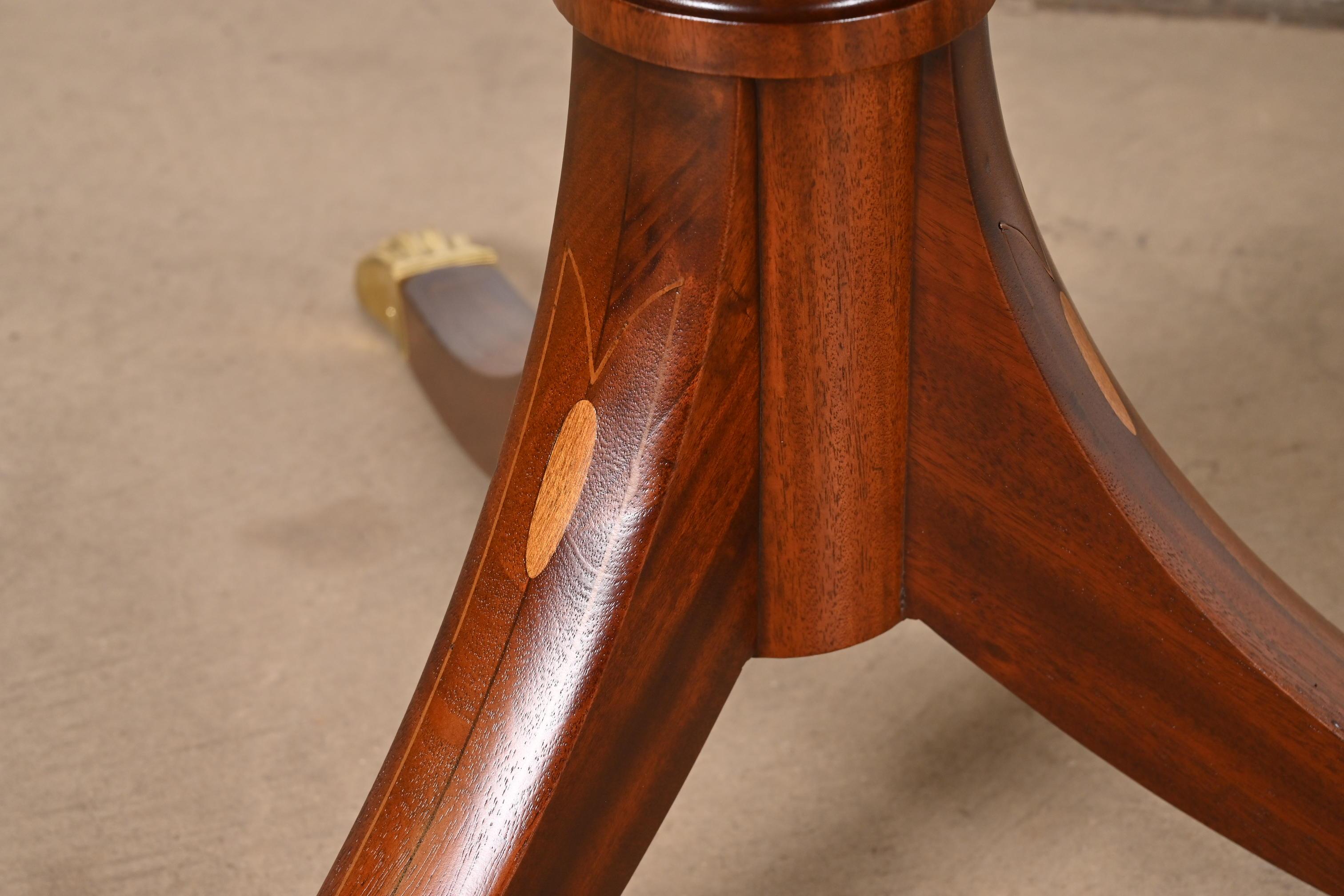 Baker Furniture Style Georgian Banded Mahogany Pedestal Dining Table, Refinished im Angebot 3