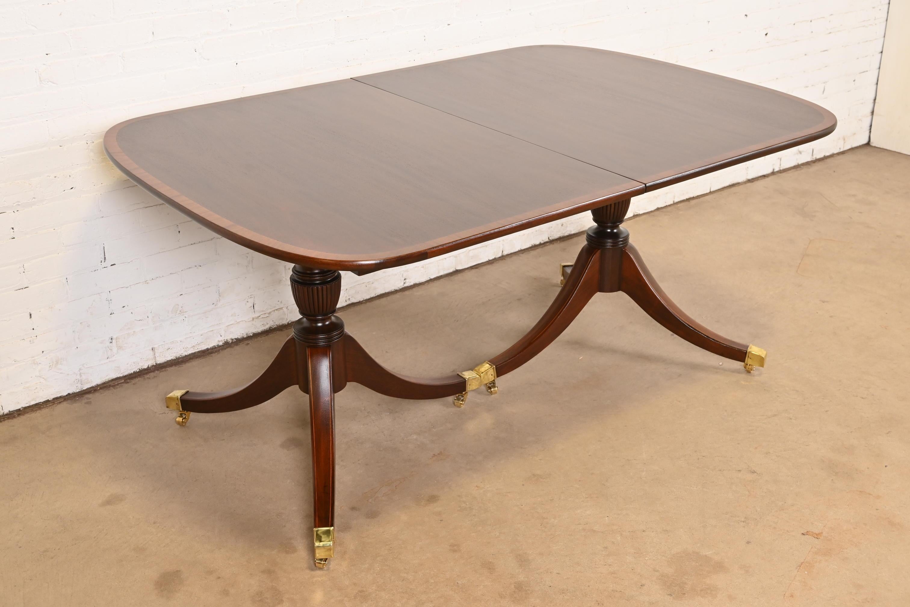Baker Furniture Style Georgian Banded Mahogany Pedestal Dining Table, Refinished For Sale 3