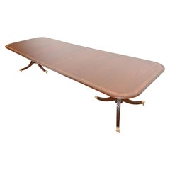 Table de salle à manger à piédestal en acajou à bandes géorgiennes de style Baker Furniture, revernie